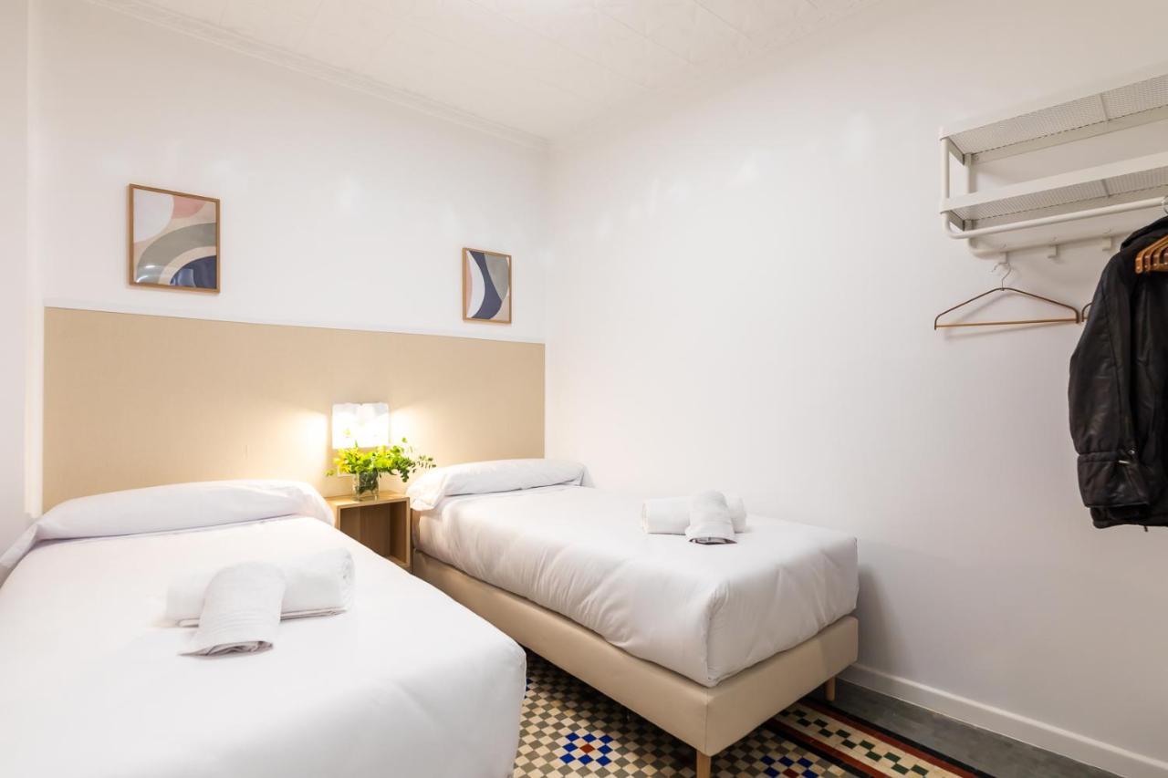 Tweepersoonskamer met 2 Aparte Bedden en Eigen Badkamer
