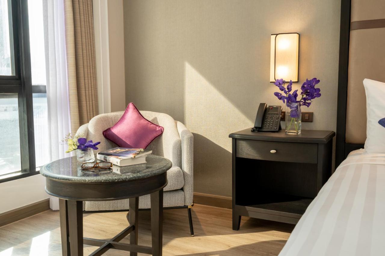 Deluxe Skyline King Room