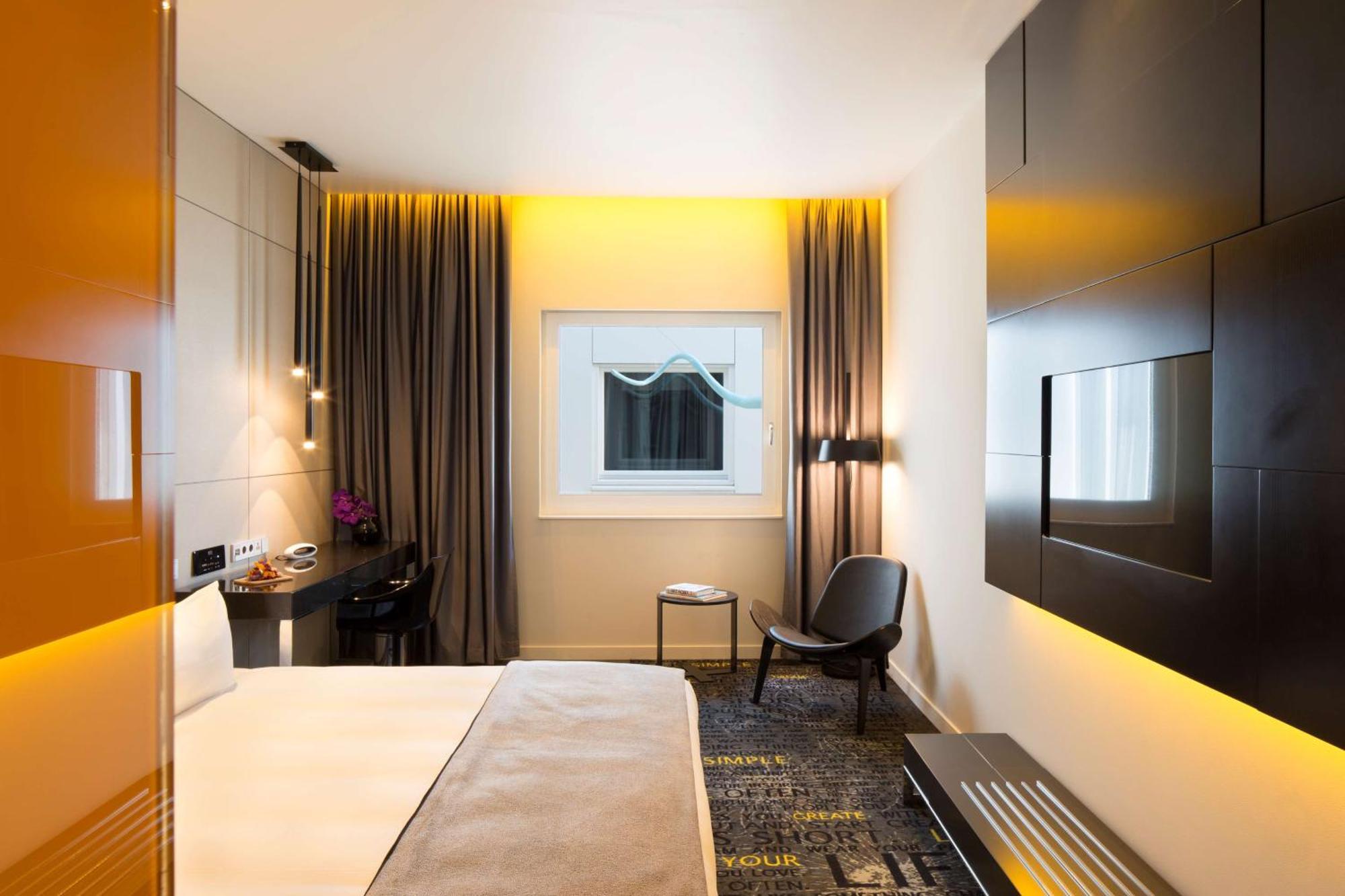 Art Kamer met Kingsize Bed