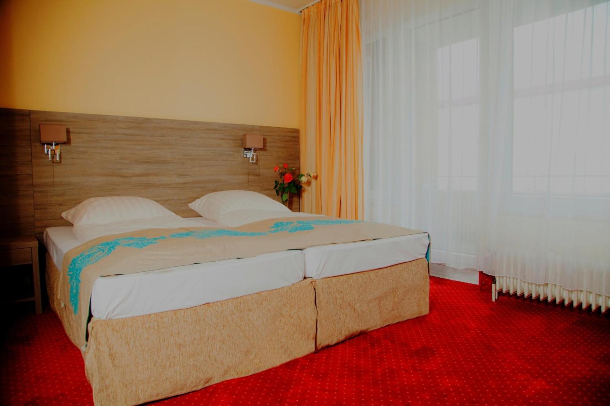 Standaard Tweepersoonskamer met 1 of 2 Bedden en Balkon