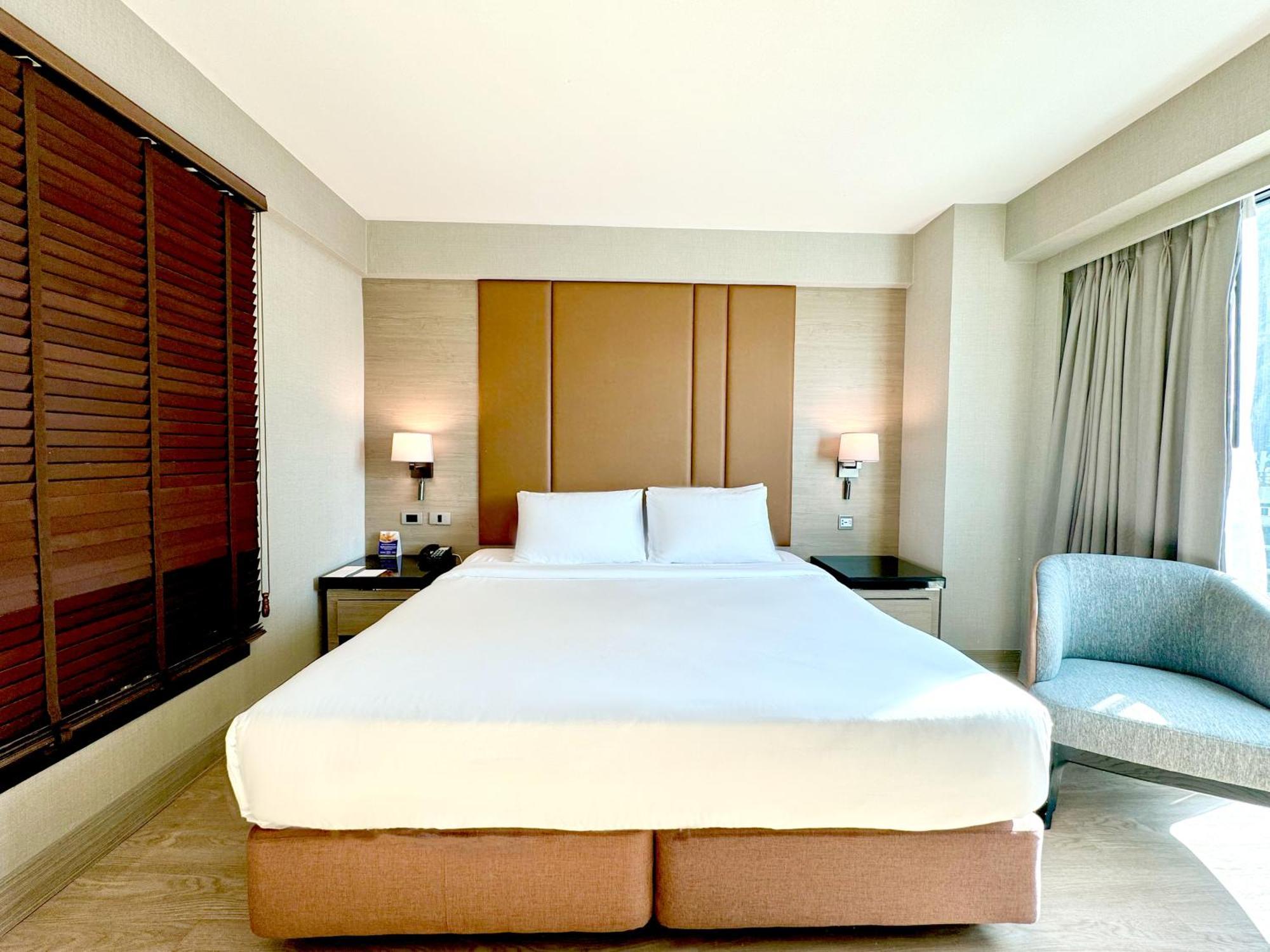 Premier Room One King Bed Non-Smoking