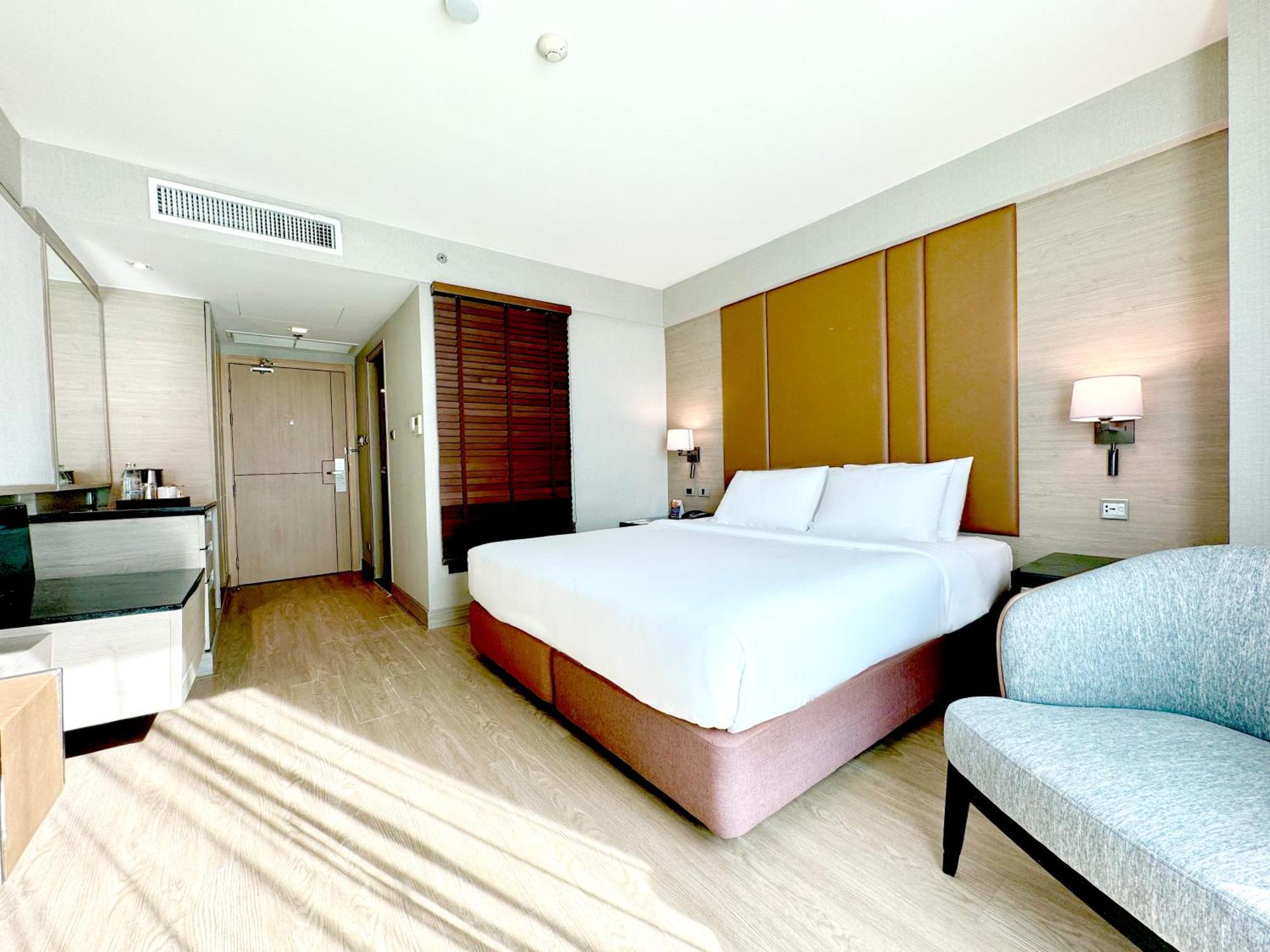 Premier Room One King Bed Non-Smoking