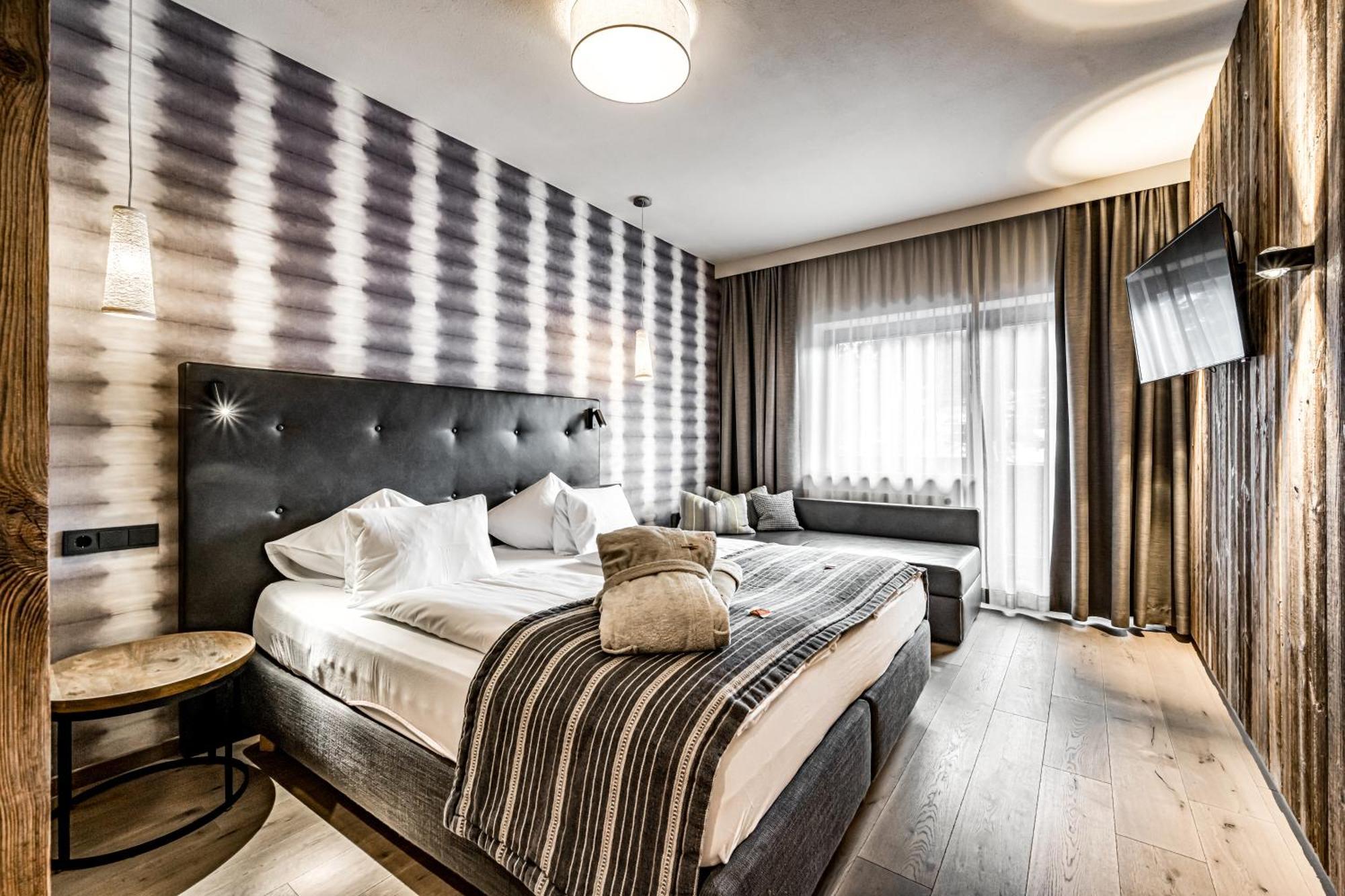Deluxe Double Room Shower