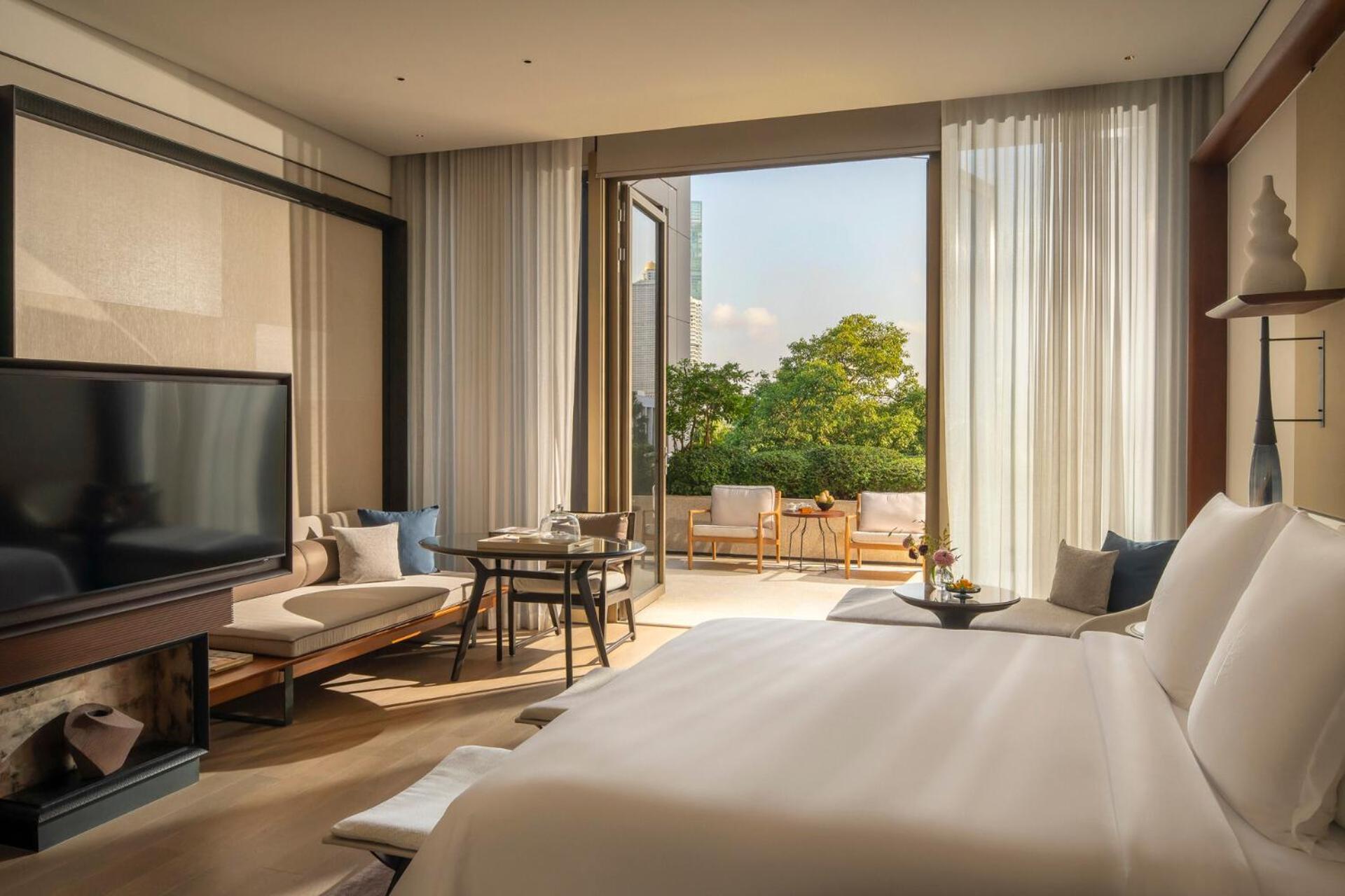 Premier Balcony Room King bed