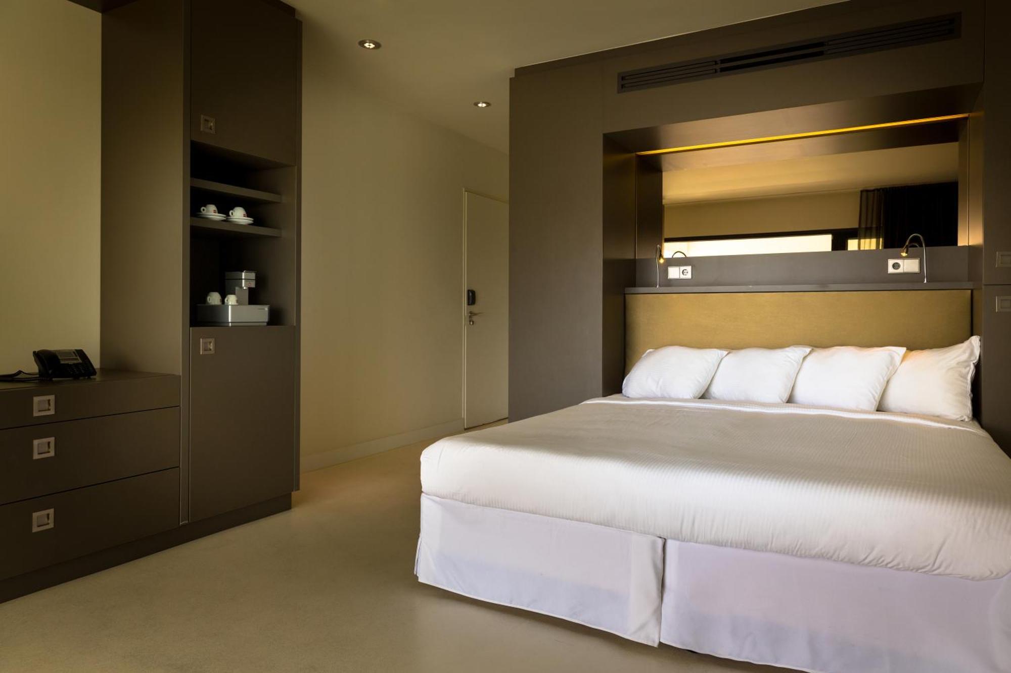 Kamer met Kingsize Bed en Uitzicht op de Lobby