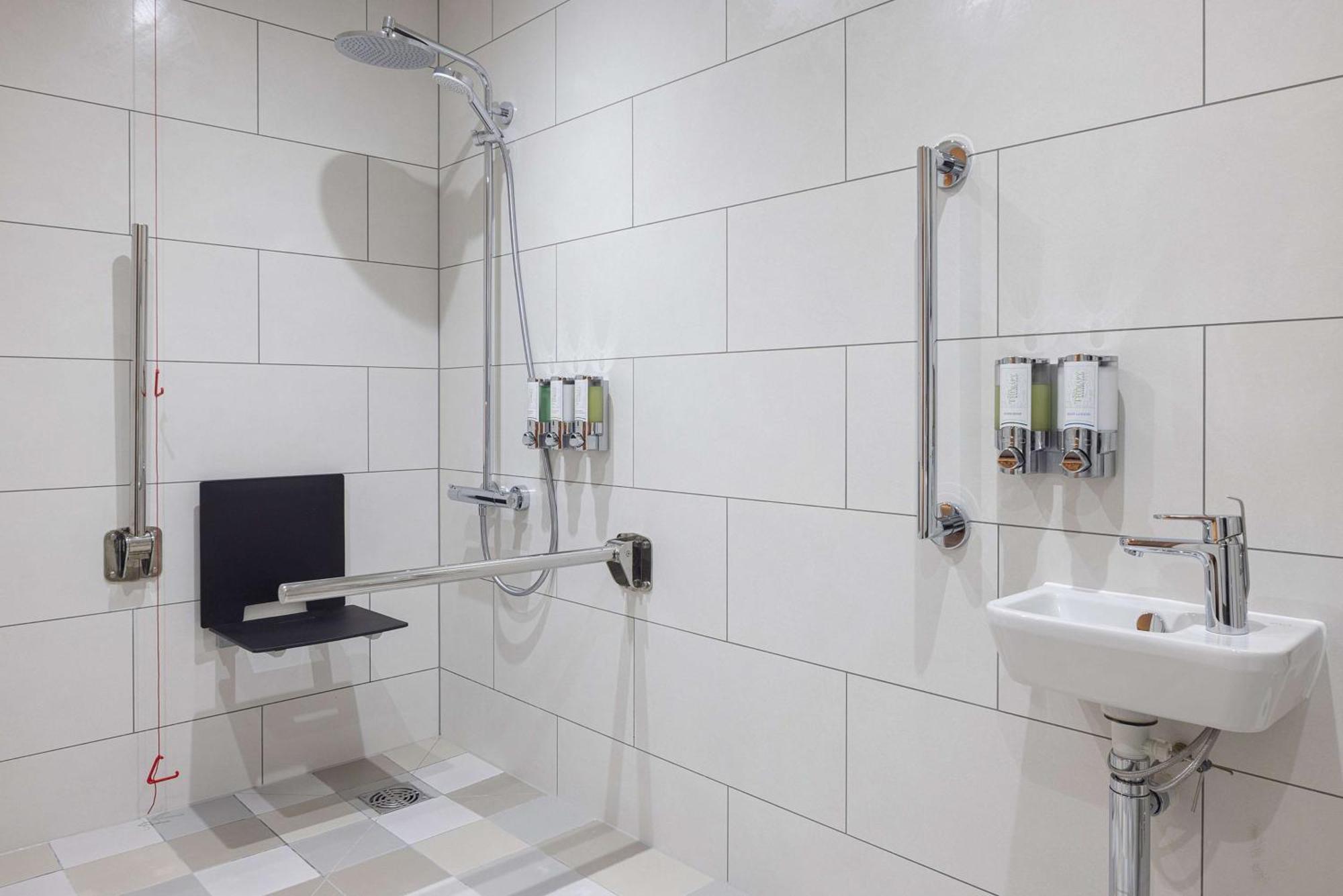 Kamer met Queensize Bed - Geschikt voor Gasten met een Lichamelijke Beperking