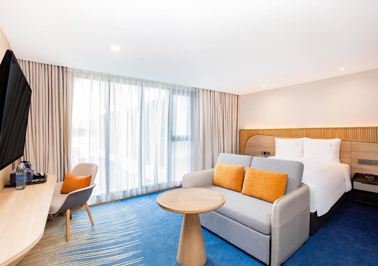 Queen Suite Kitchenette