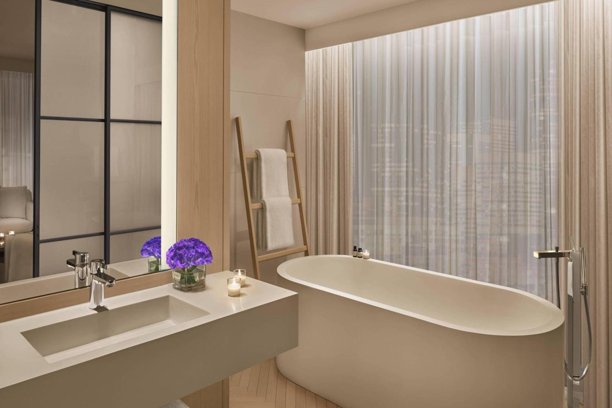 Premier Suite met kingsize bed en uitzicht op Times Square