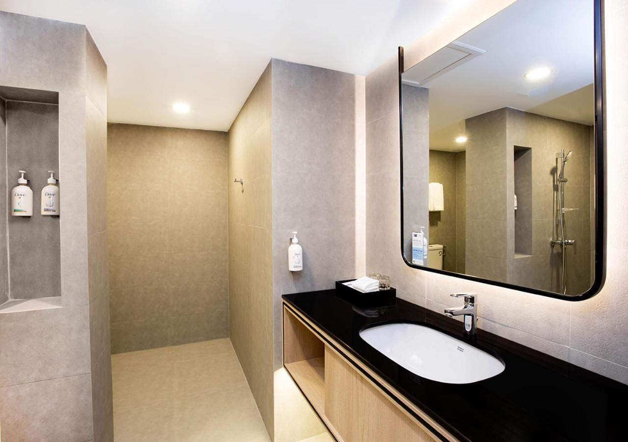 Queen Suite Kitchenette