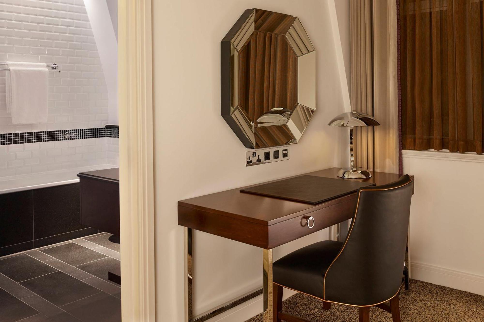 Suite met 1 Slaapkamer met Kingsize Bed en Uitzicht op het Park - Toegang tot de Club Lounge