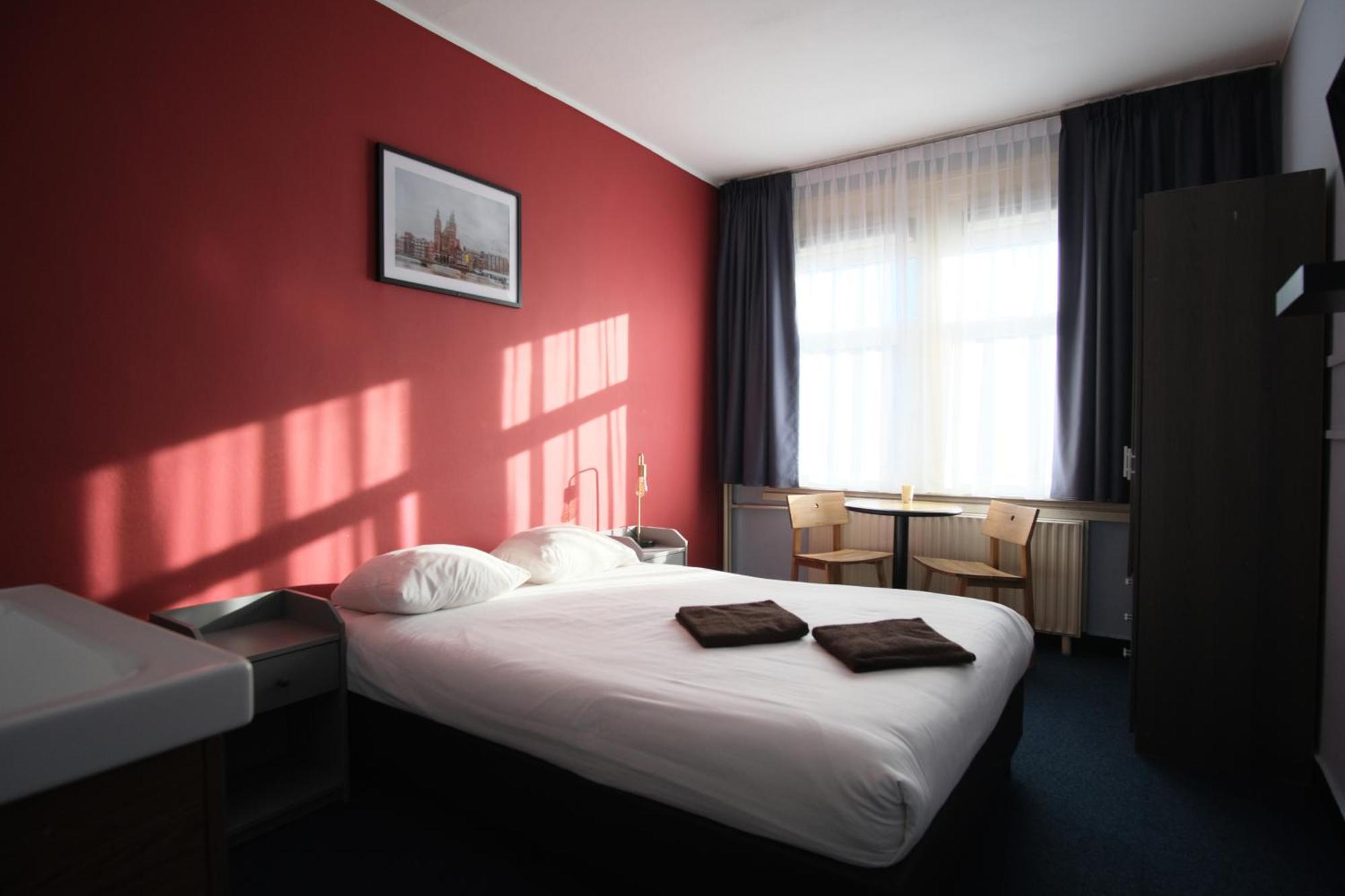 Tweepersoonskamer met Gedeelde Badkamer