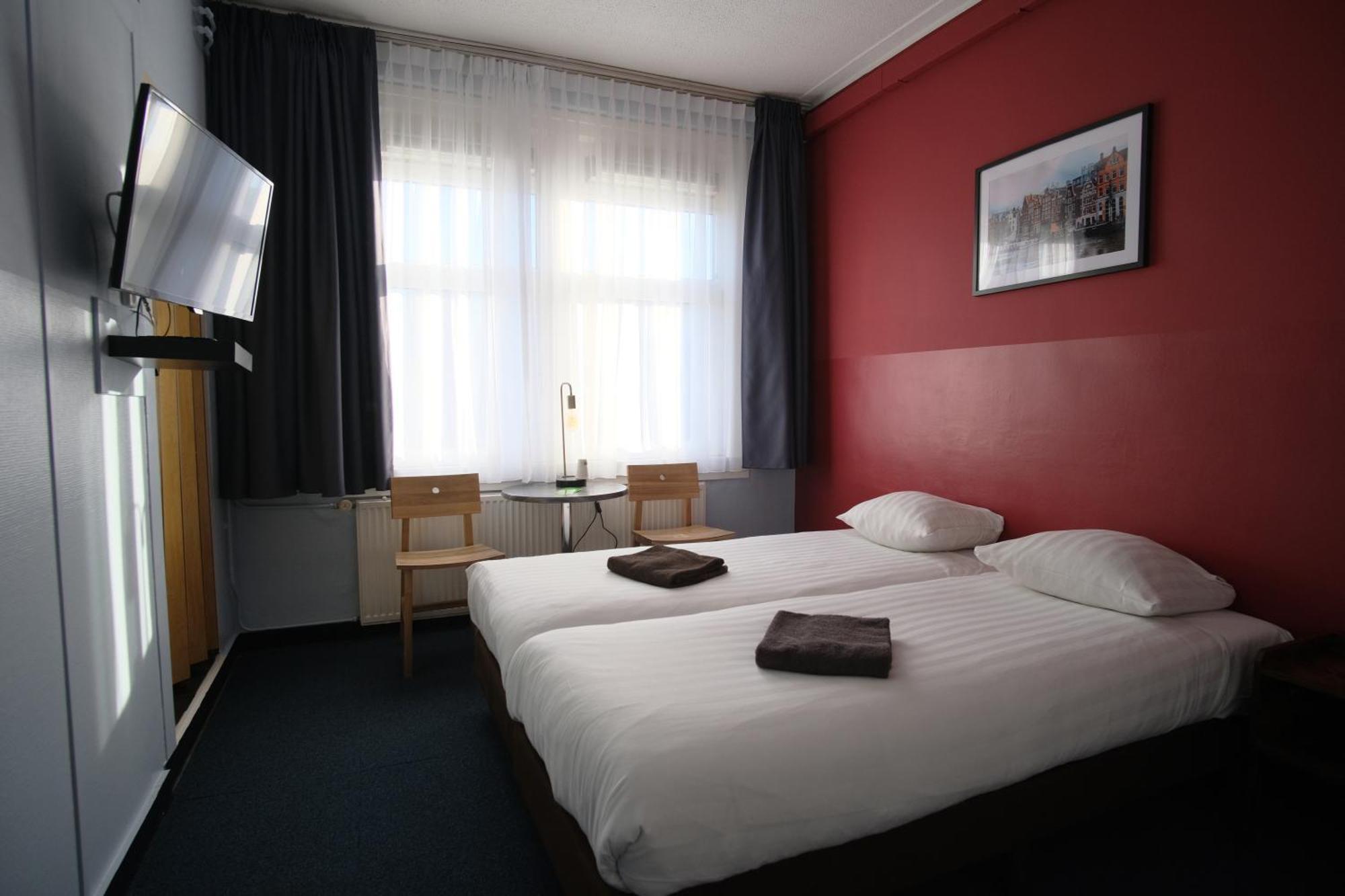 Tweepersoonskamer met 2 Aparte Bedden en Eigen Badkamer