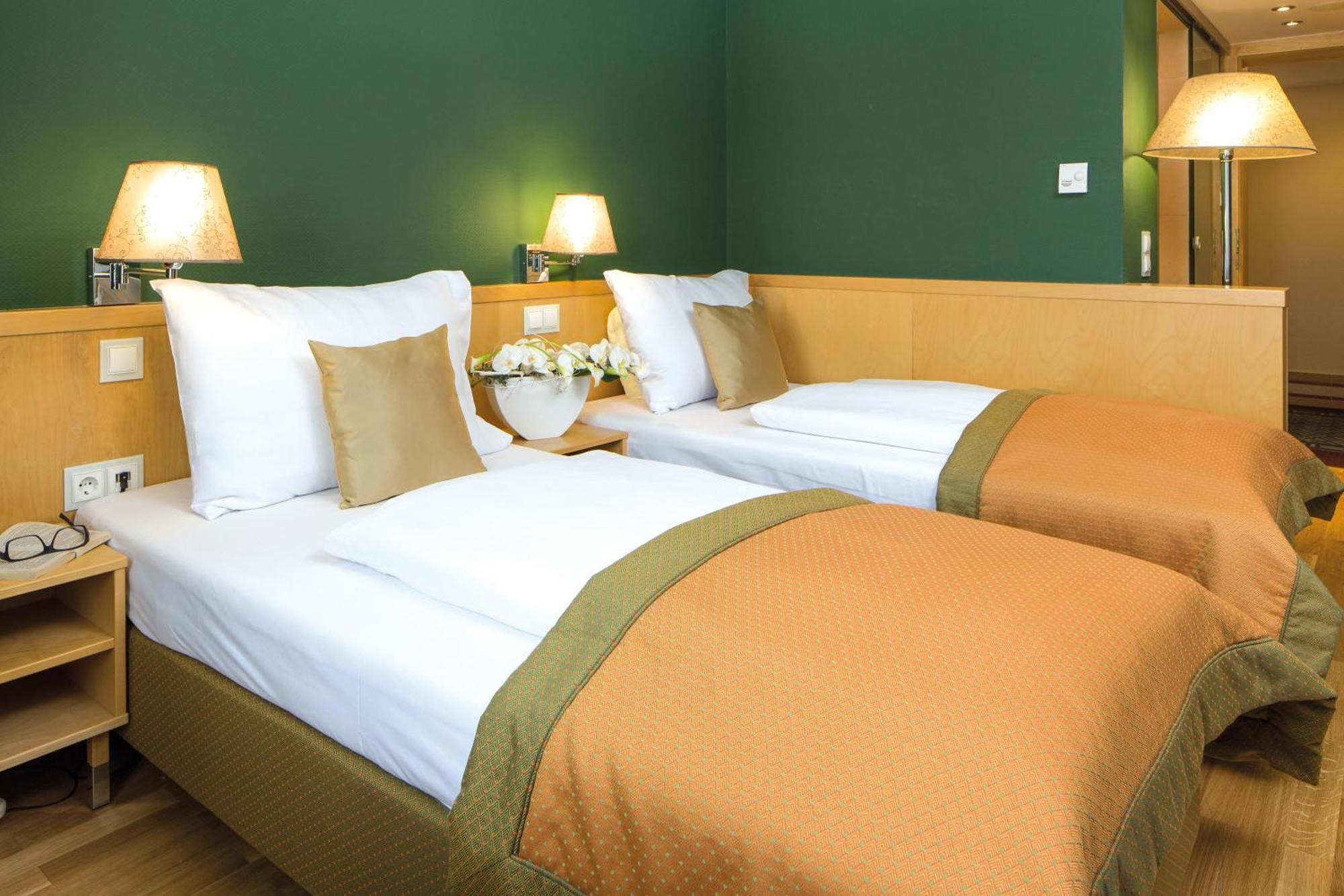 Classic Tweepersoonskamer met 2 Aparte Bedden en Extra Bed