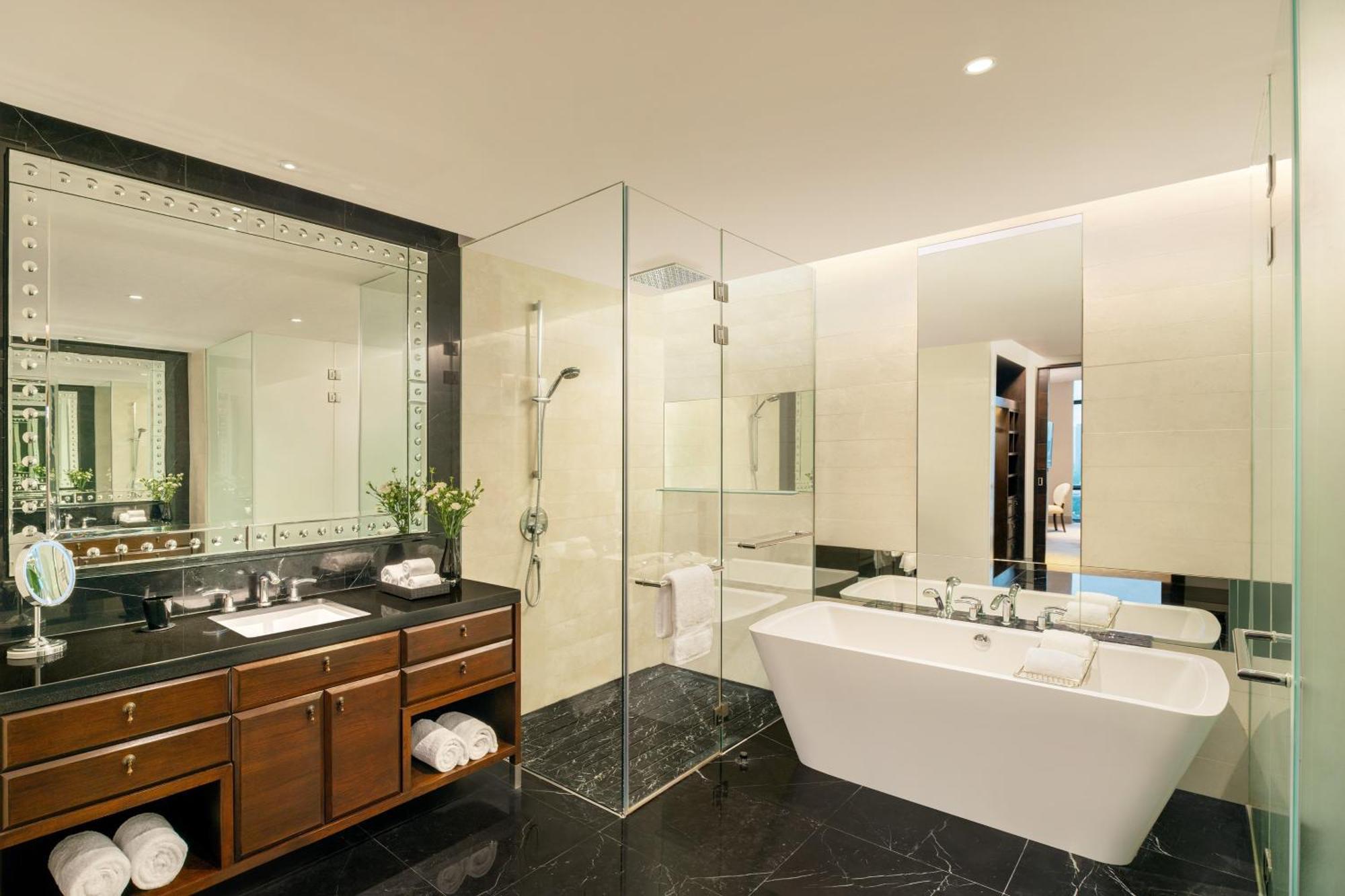Grand Astor Suite 1 Bedroom Suite Golf course view Corner room High floor