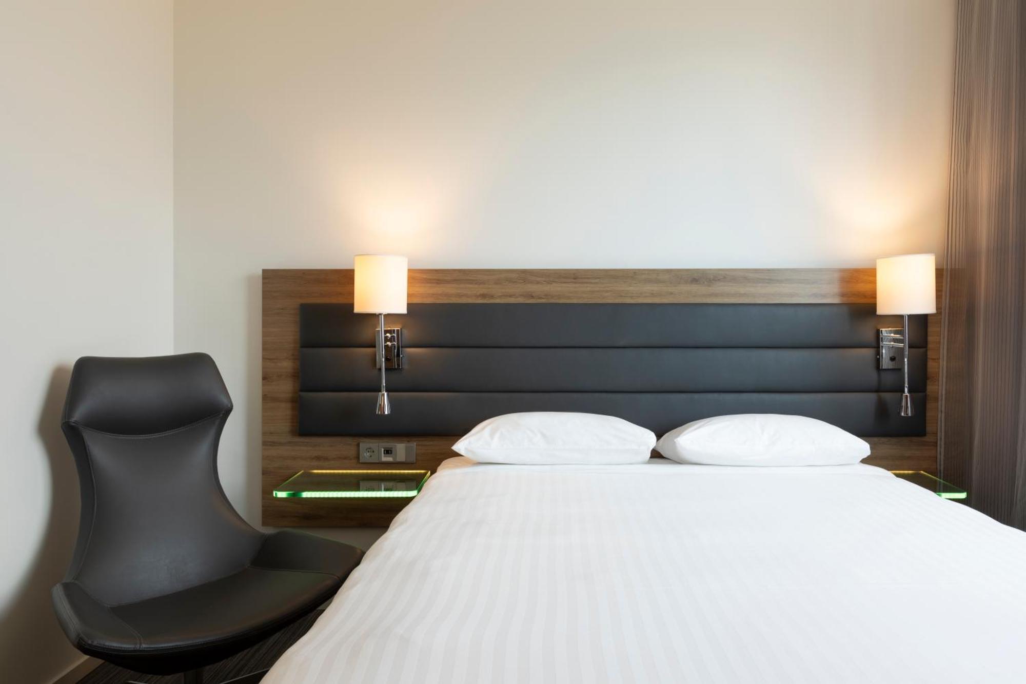 Moxy Glasgow Style Queen Room City View