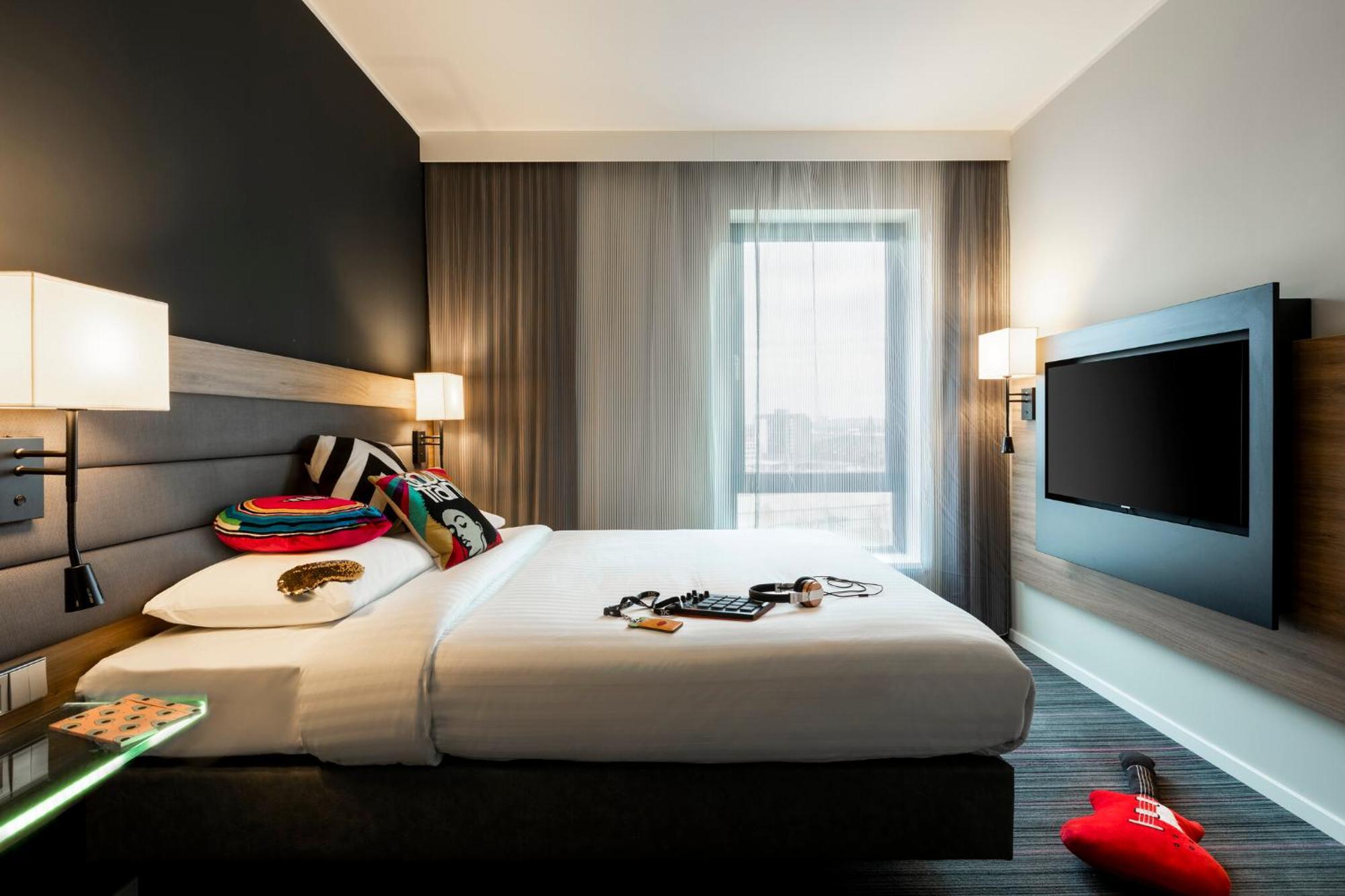 Moxy Queen Room