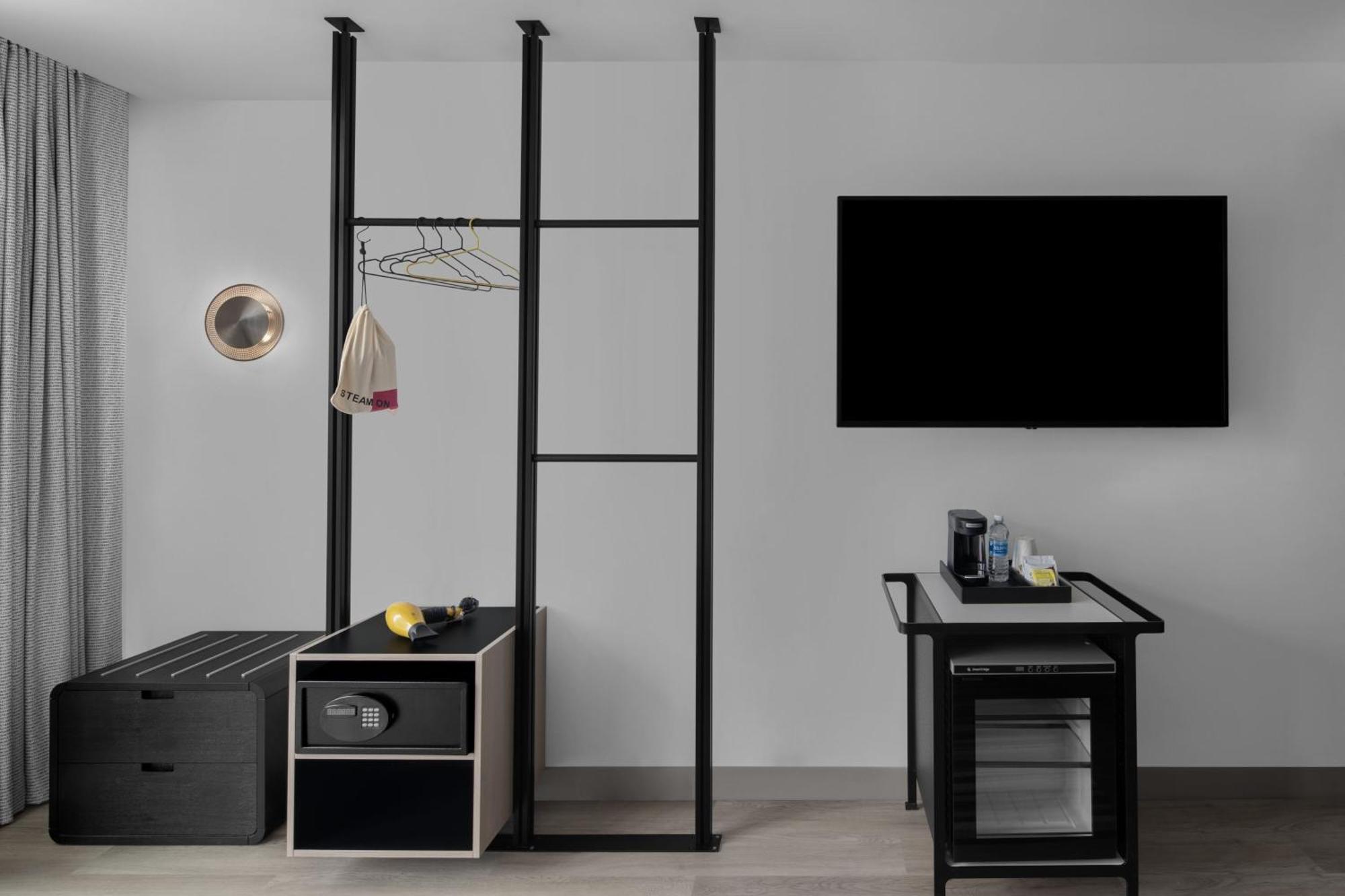 Kamer met 2 Queensize Bedden, Uitzicht op de Stad en Rolstoeltoegankelijke Douche - Geschikt voor Gasten met een Lichamelijke Beperking