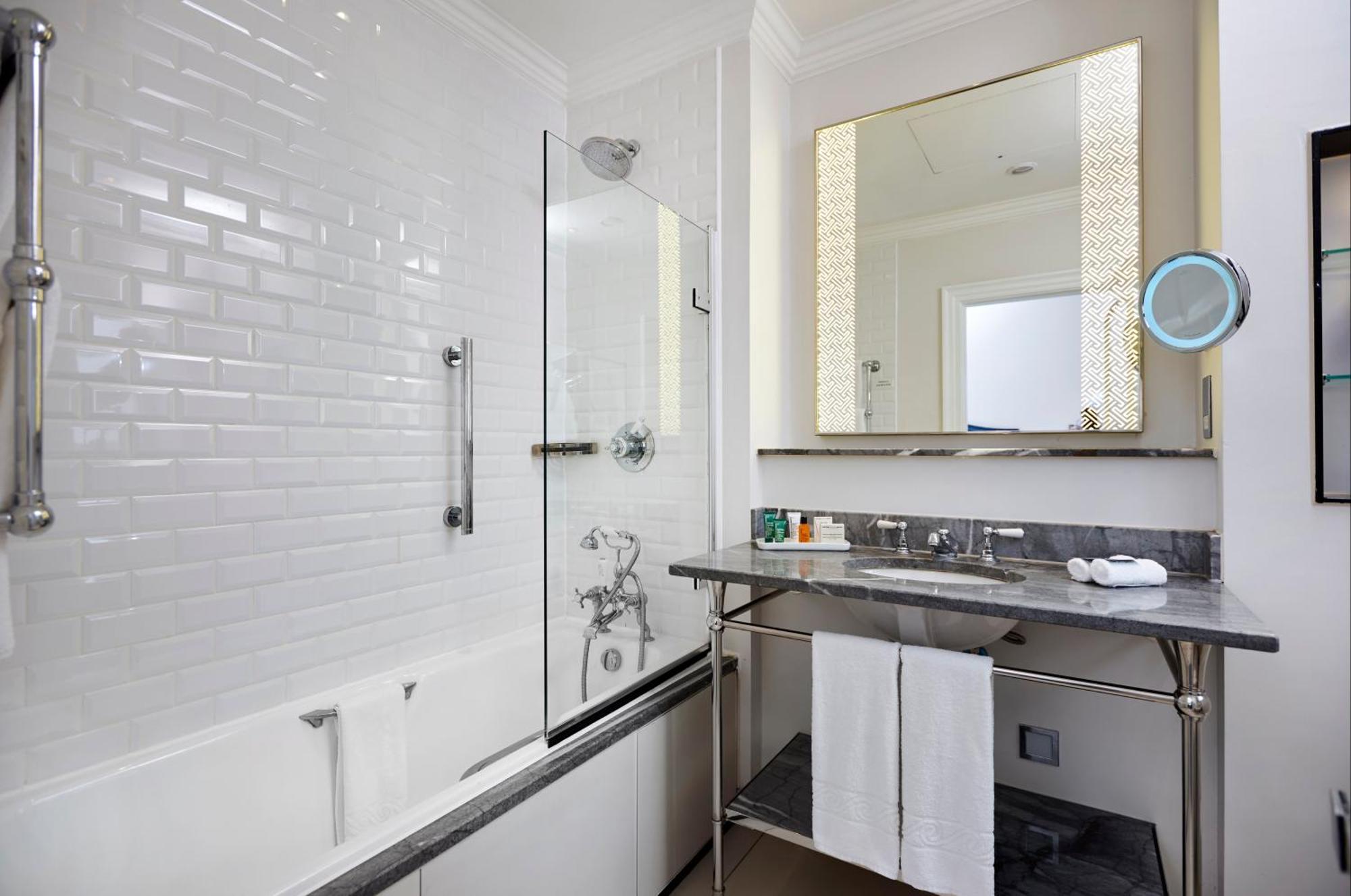 Deluxe Queen Room,1669817203:JPEG