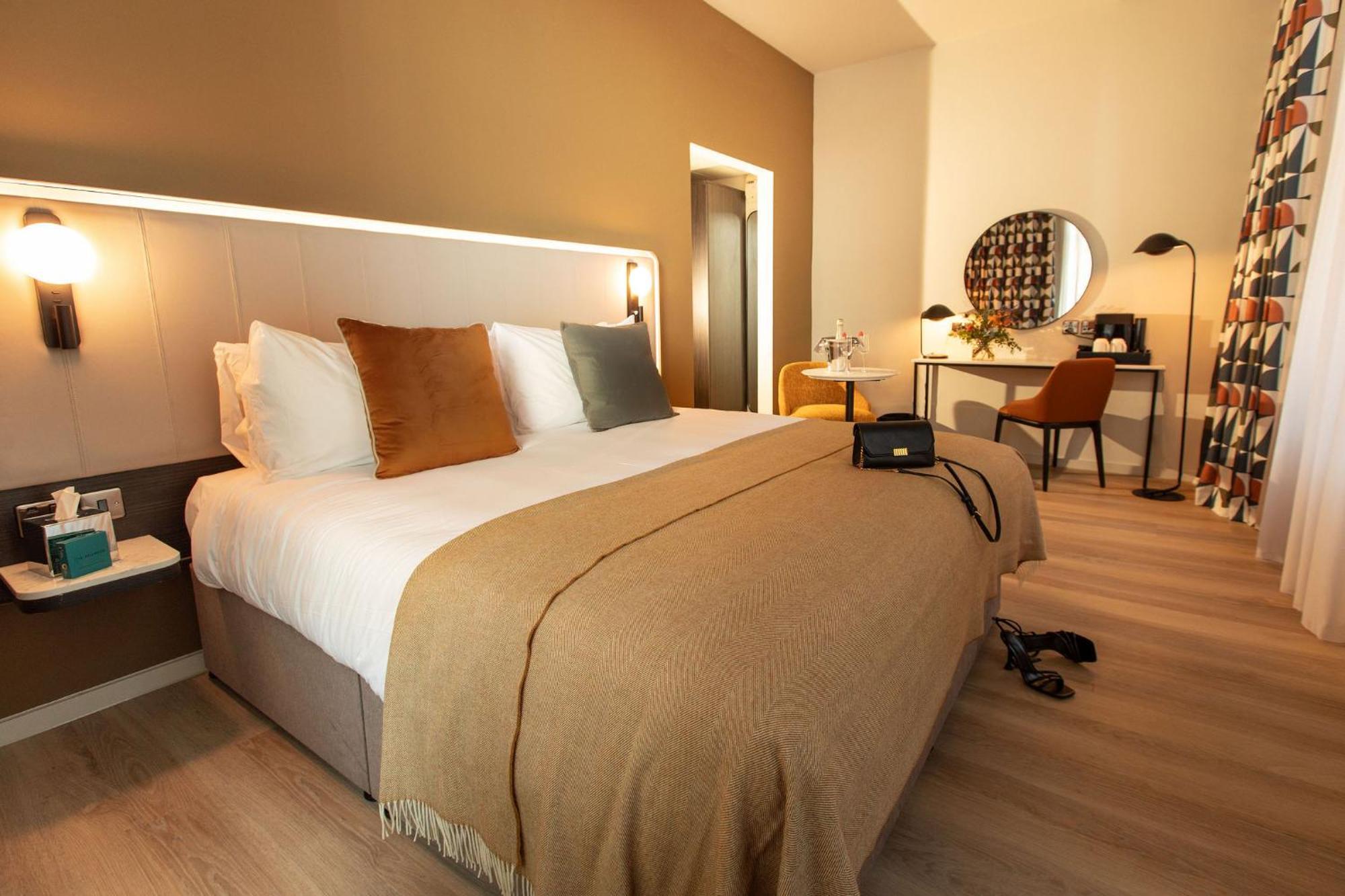 Club King Room