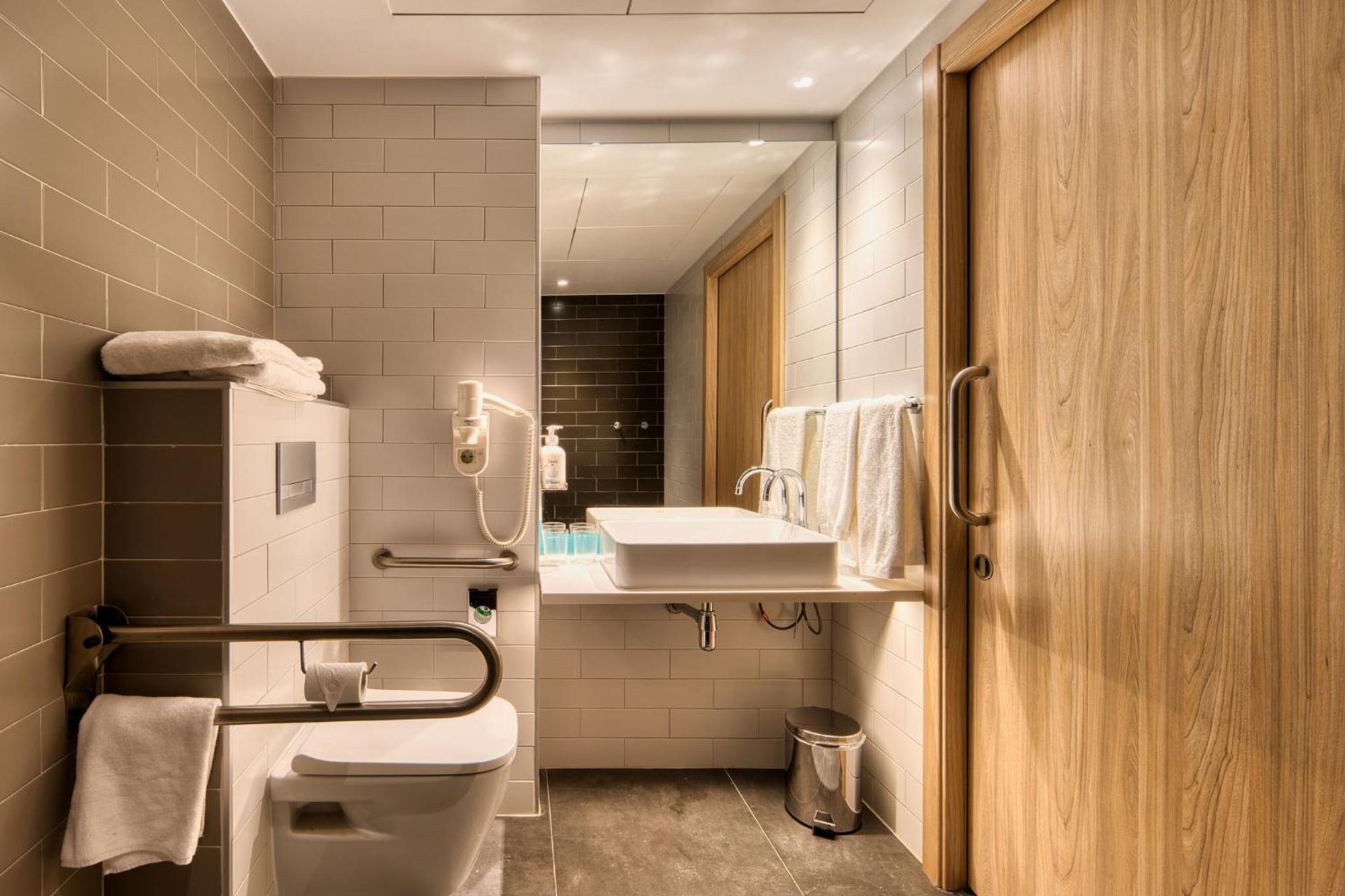 Standard Queen Room Accessible