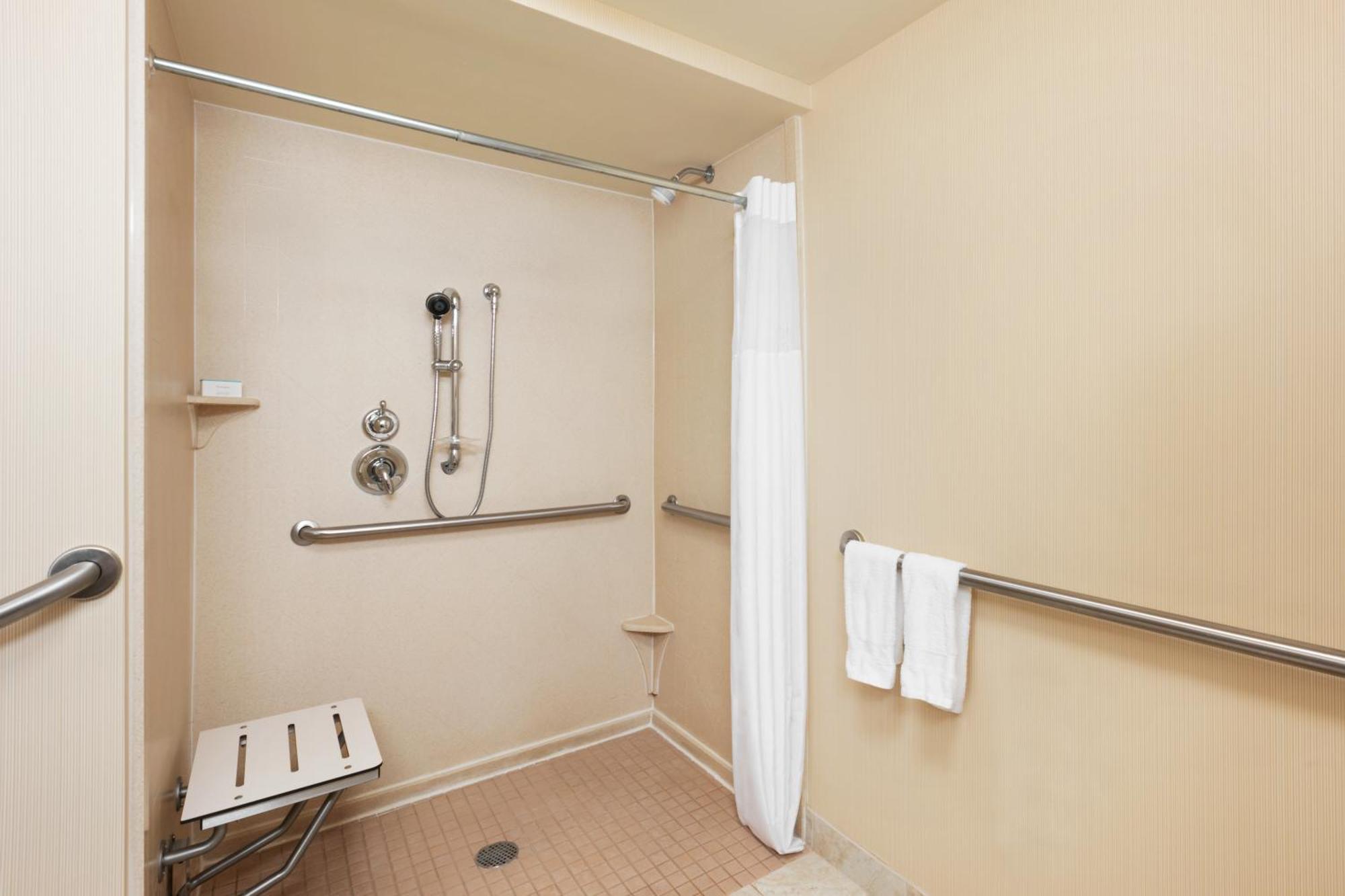 Kamer met Kingsize Bed en Rolstoeltoegankelijke Douche - Toegankelijk voor Gasten met een Lichamelijke Beperking/Rookvrij