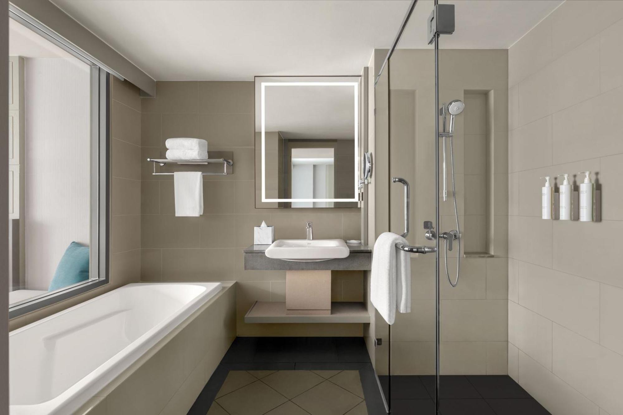 King Studio Suite Bathtub " Club Benefits"