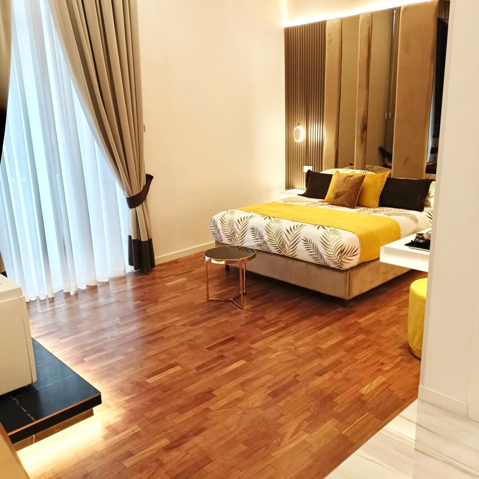 Kamer met Queensize Bed en Bubbelbad - Bijgebouw
