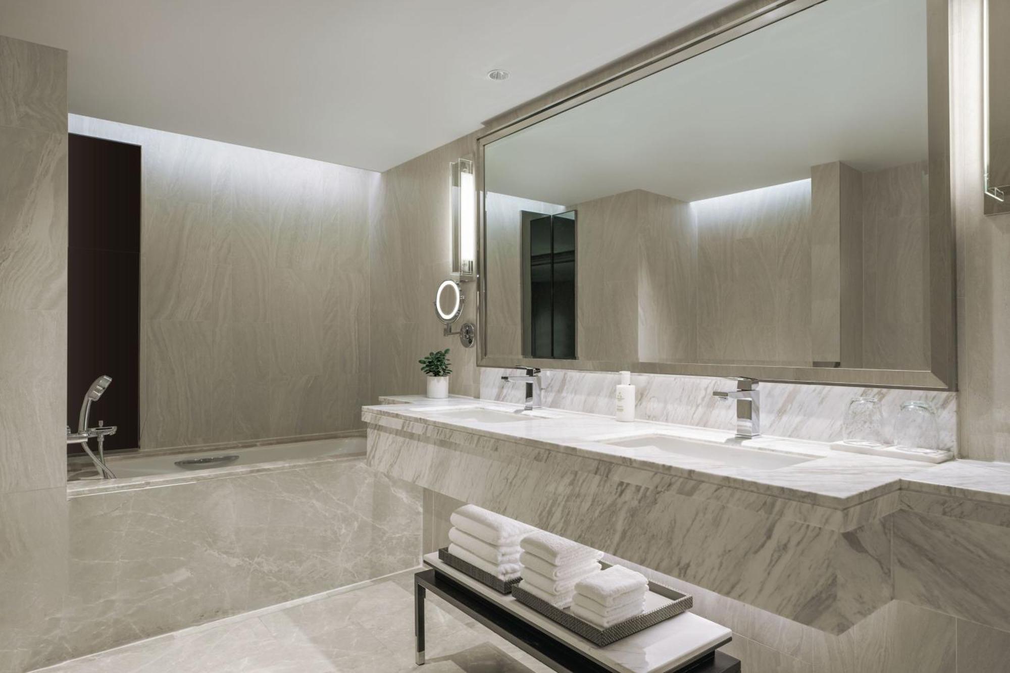 One-Bedroom Executive King Suite Lounge Access