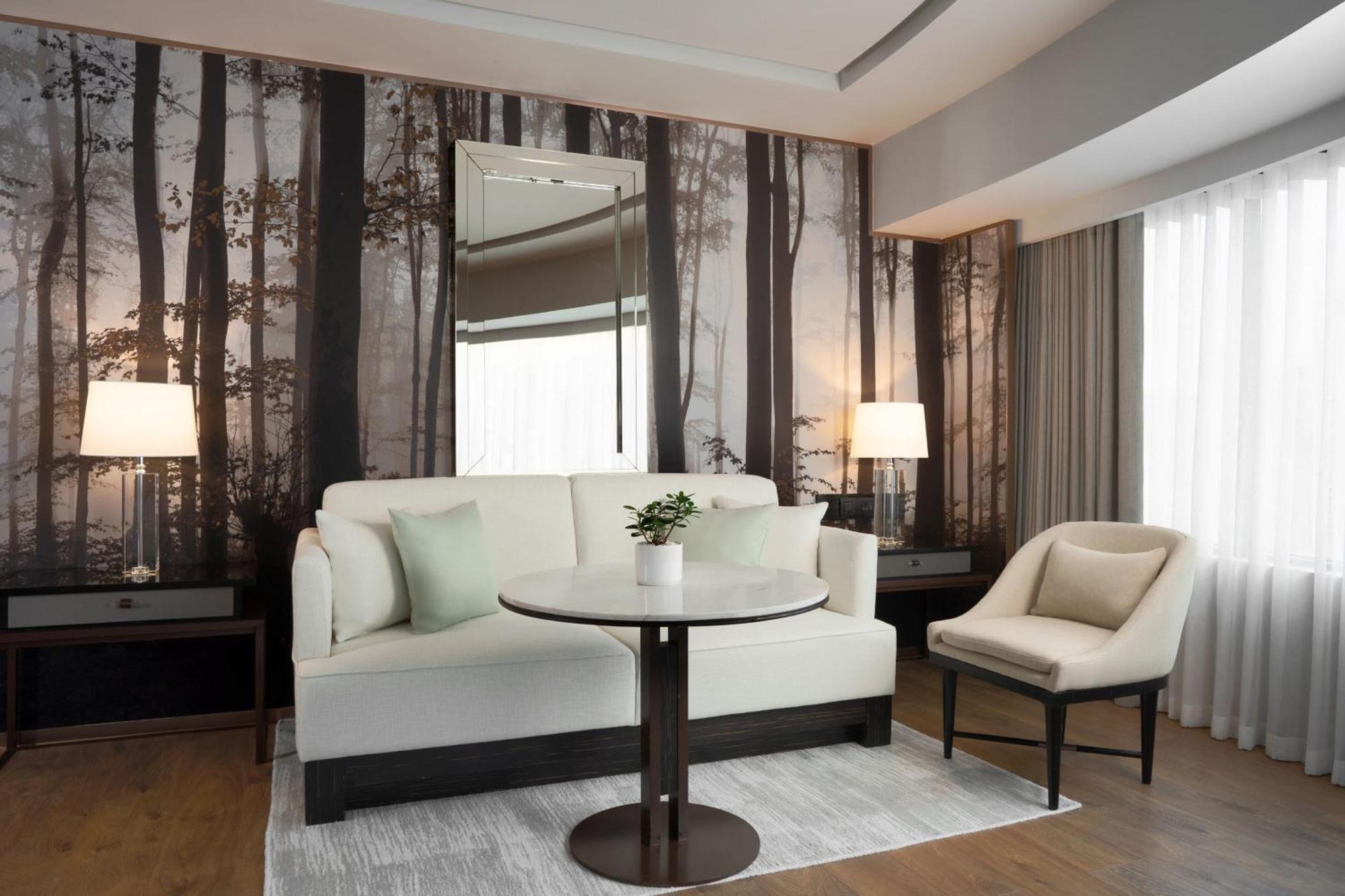 One-Bedroom Executive King Suite Lounge Access