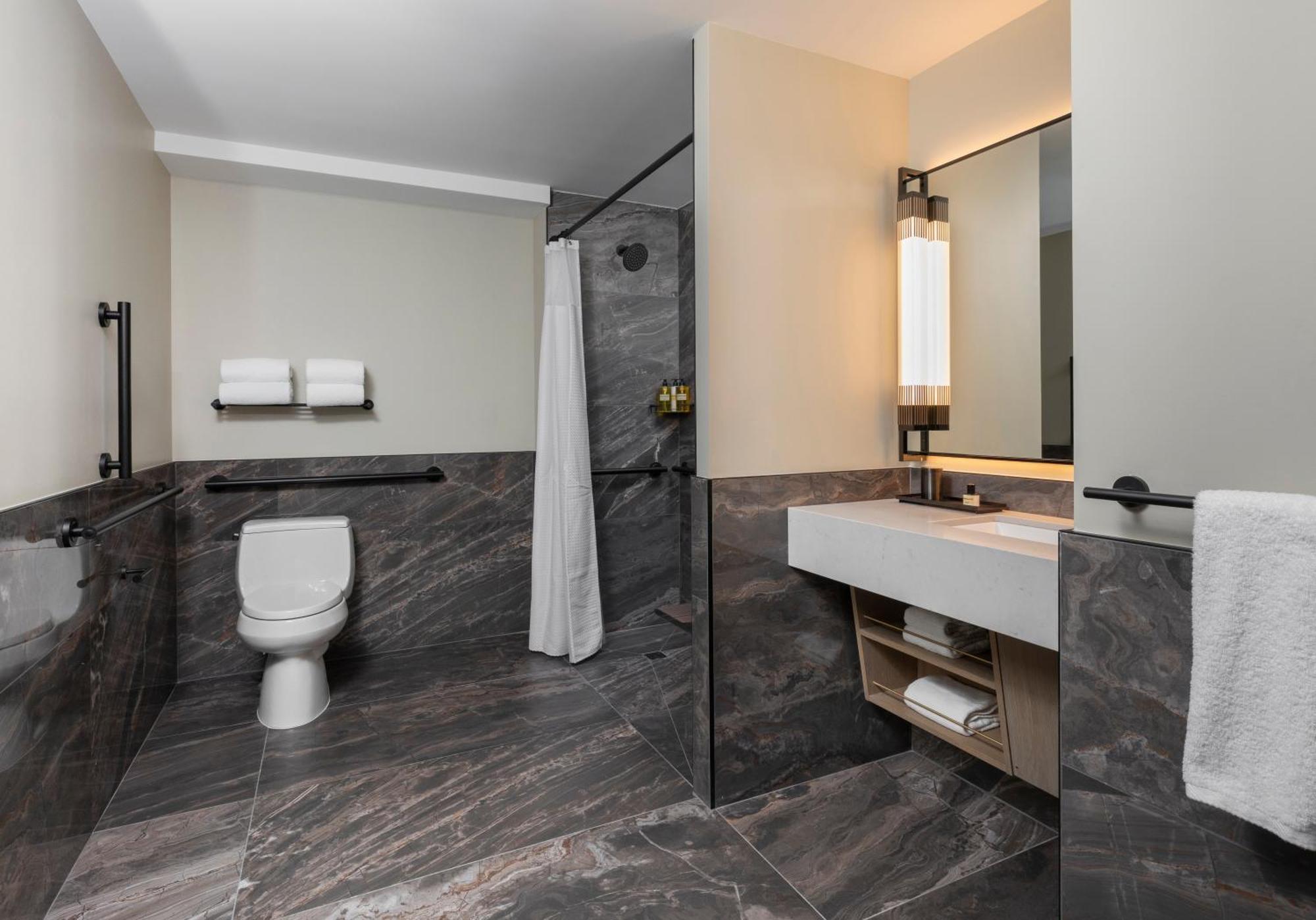 Suite met Eén Slaapkamer en Kingsize Bed - Toegankelijk voor Rolstoelgebruikers/Hoge Verdieping