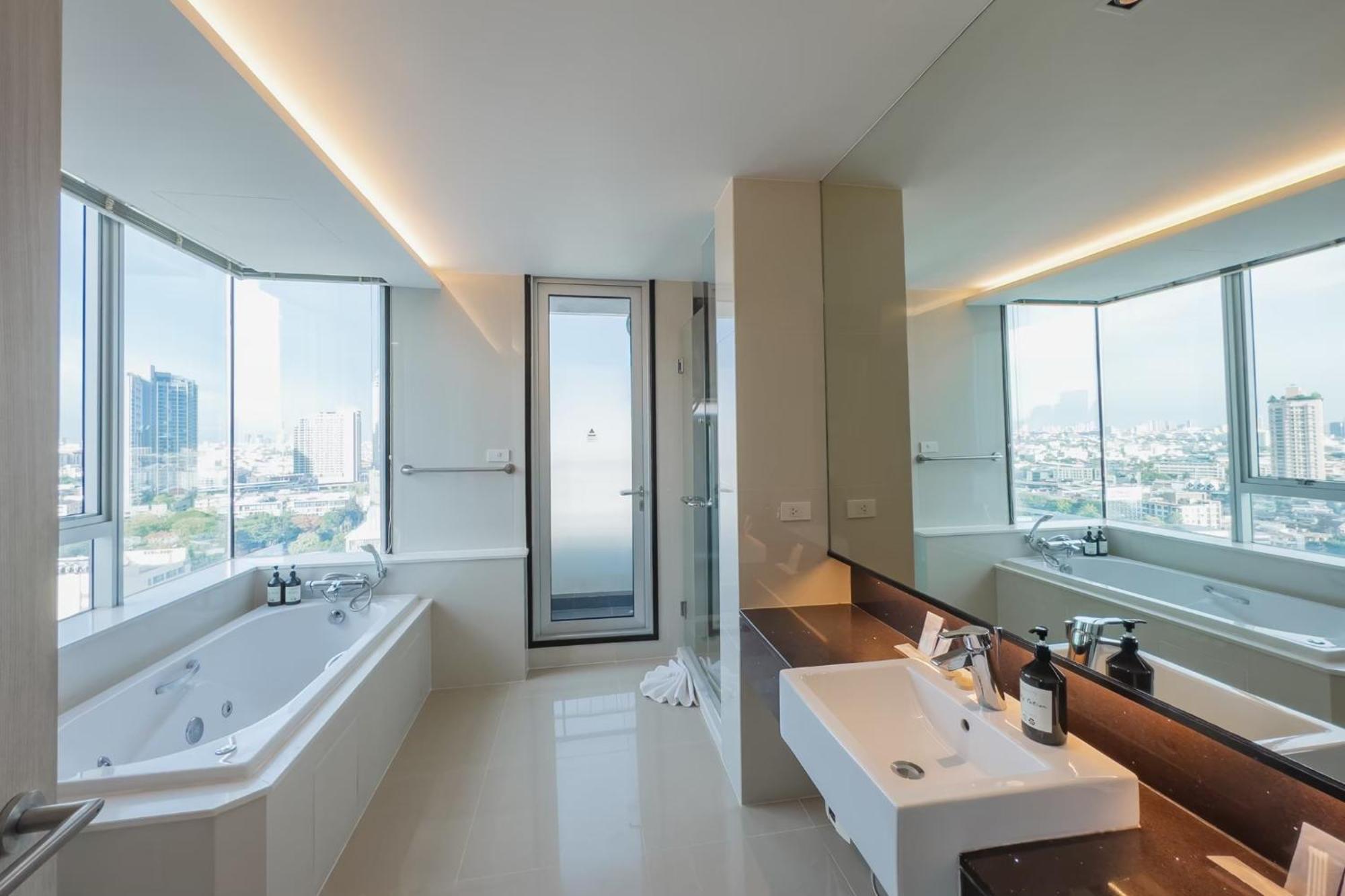 One-Bedroom Suite Jacuzzi