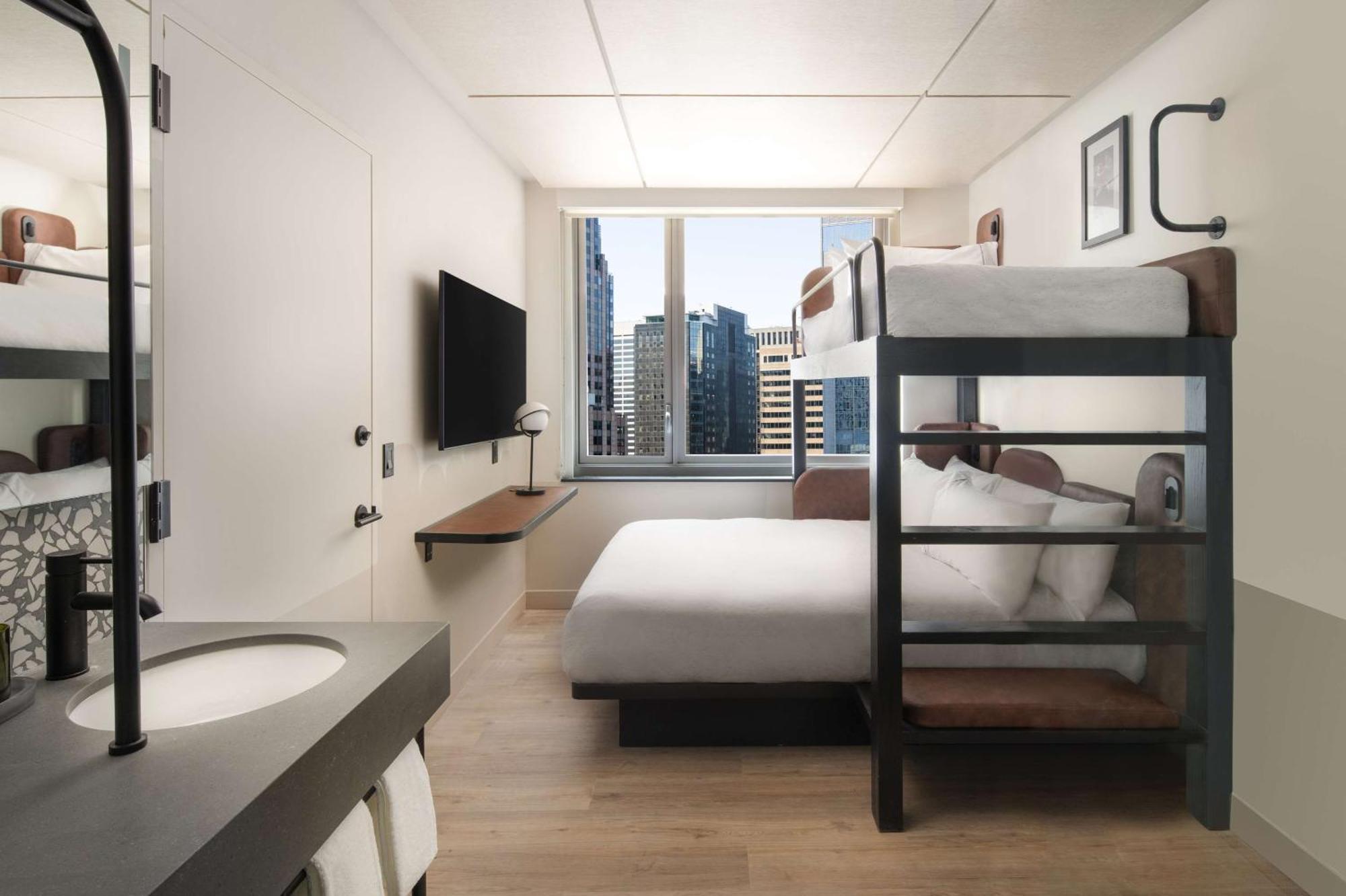 Kamer met stapelbed, uitzicht op de stad, 1 eenpersoonsbed en 1 queensize bed