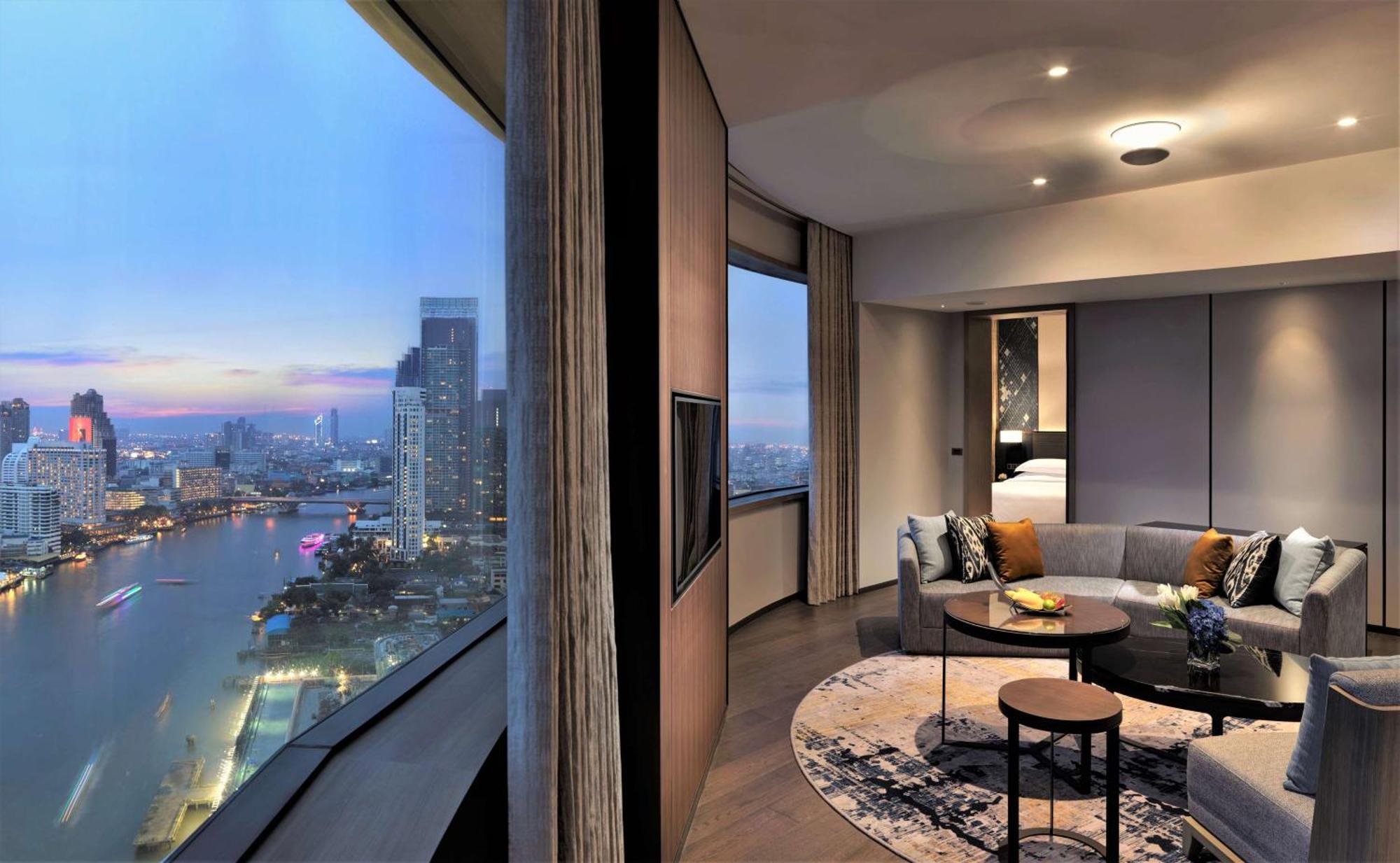 Panoramic Executive Suite Lounge Access