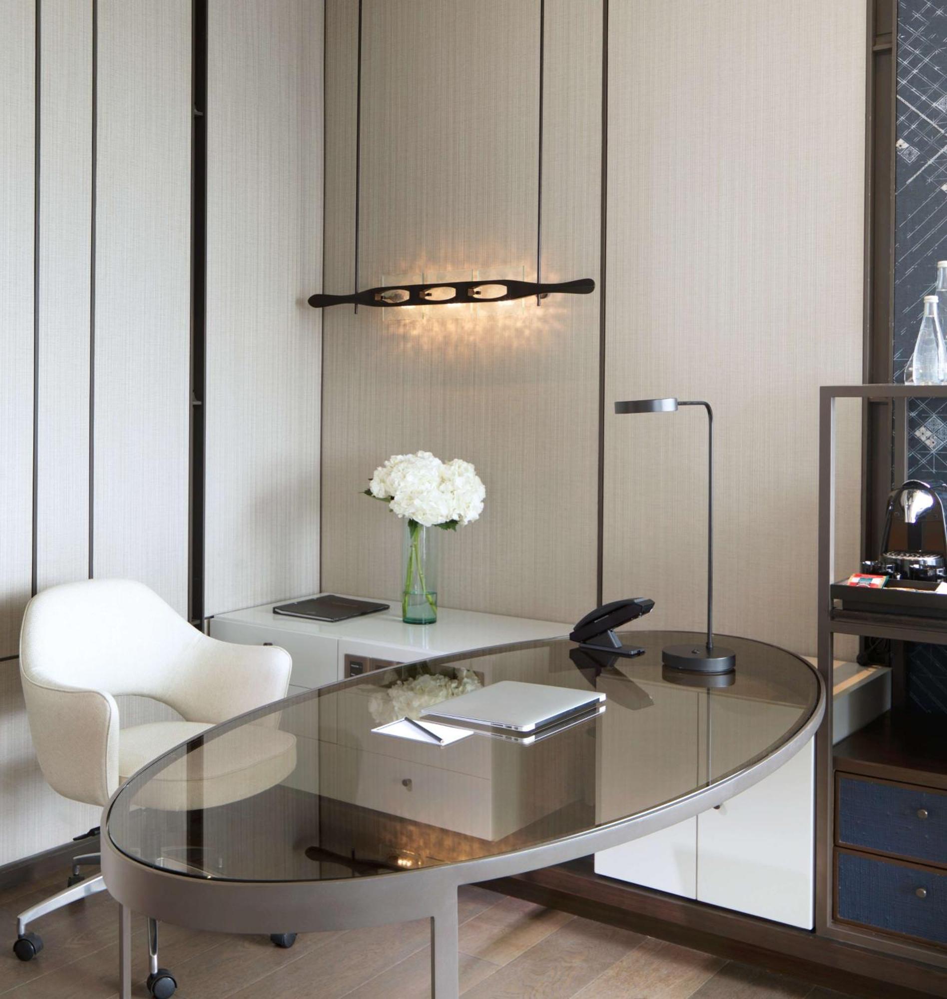 Panoramic Executive Suite Lounge Access