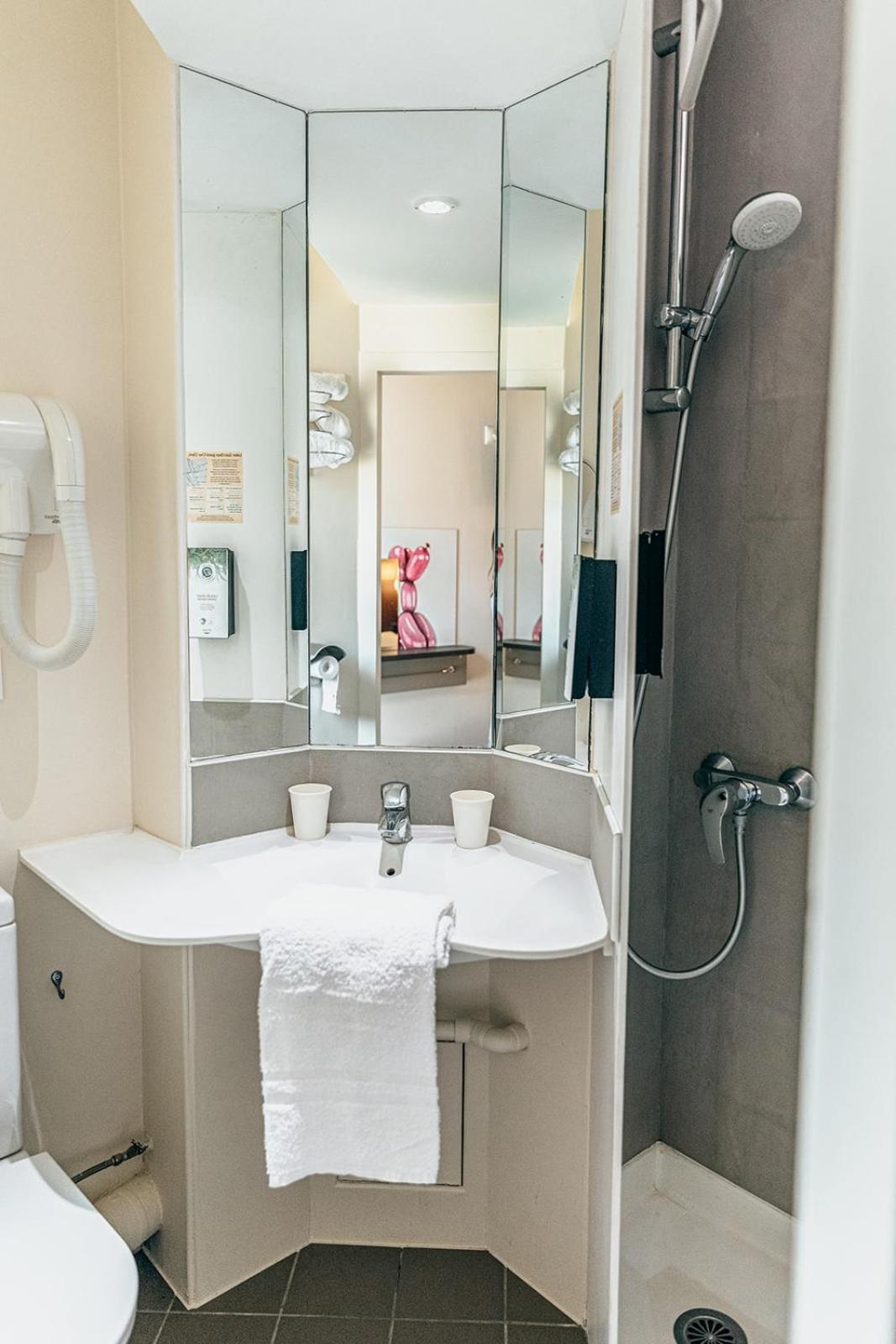 Driepersoonskamer met 2 Aparte Bedden en 1 Slaapbank