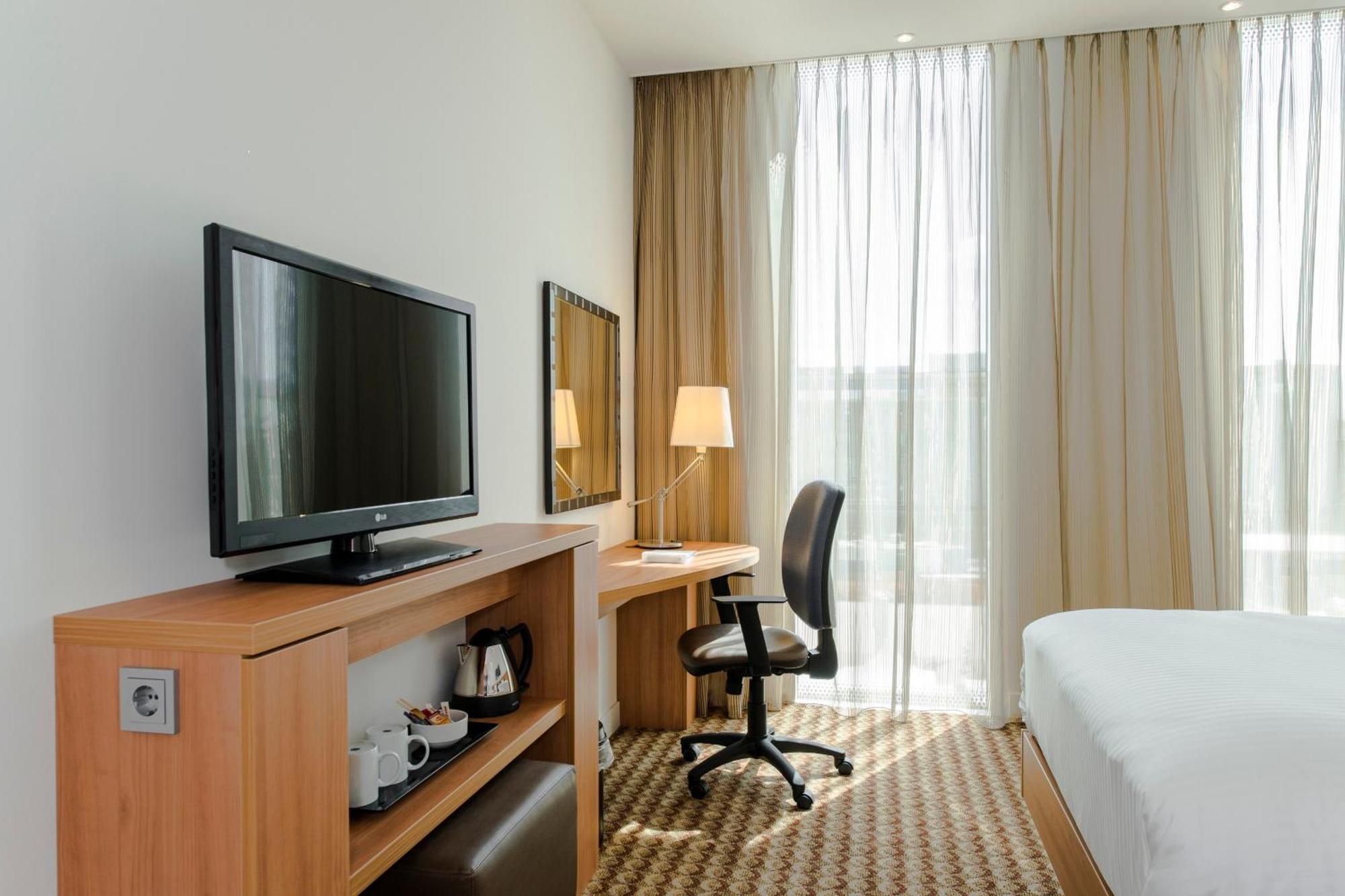 Hoekkamer met Queensize Bed en Slaapbank