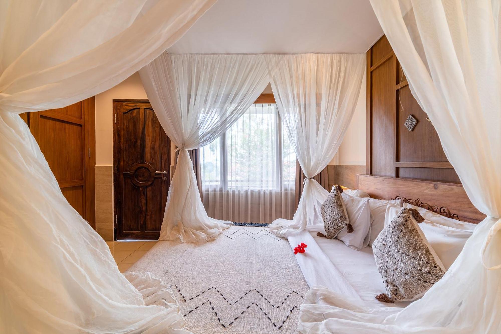 Deluxe Double or Twin Room Benefit