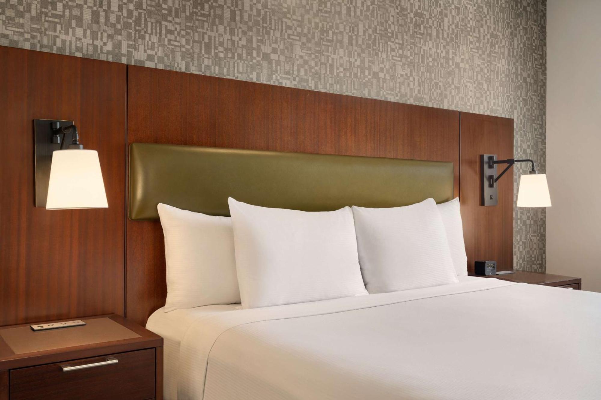 Kamer met Kingsize Bed en Uitzicht op de Stad