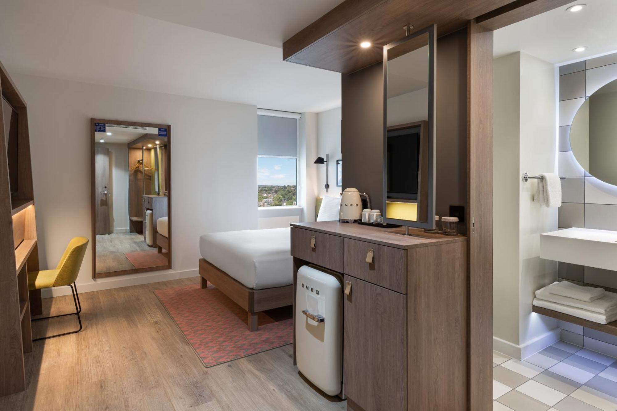 Kamer met Queensize Bed en Slaapbank