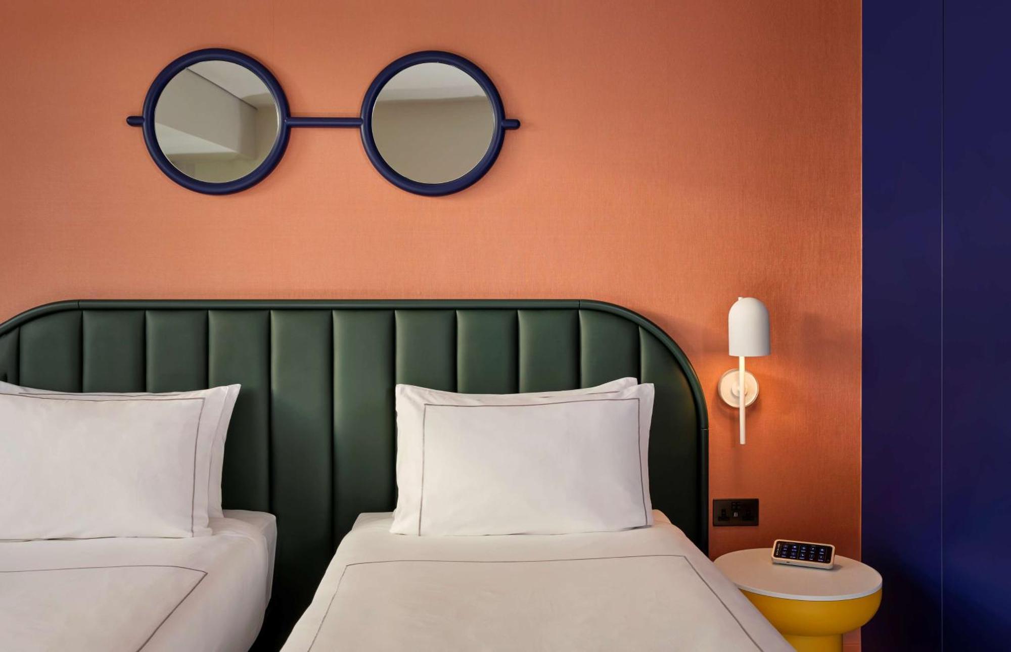 Art Kamer met 2 Aparte Bedden en Uitzicht op de Skyline