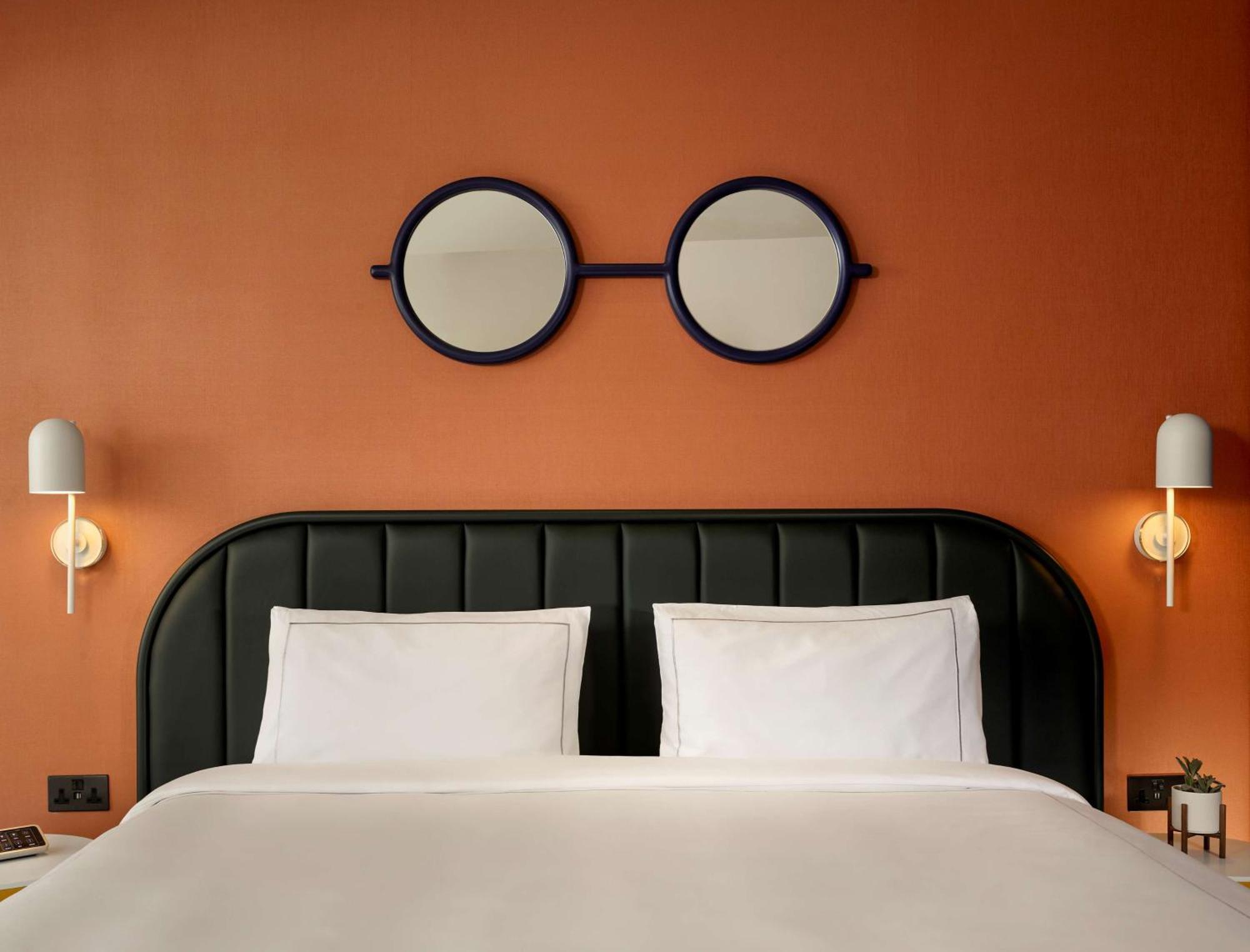 Art Kamer met Kingsize Bed