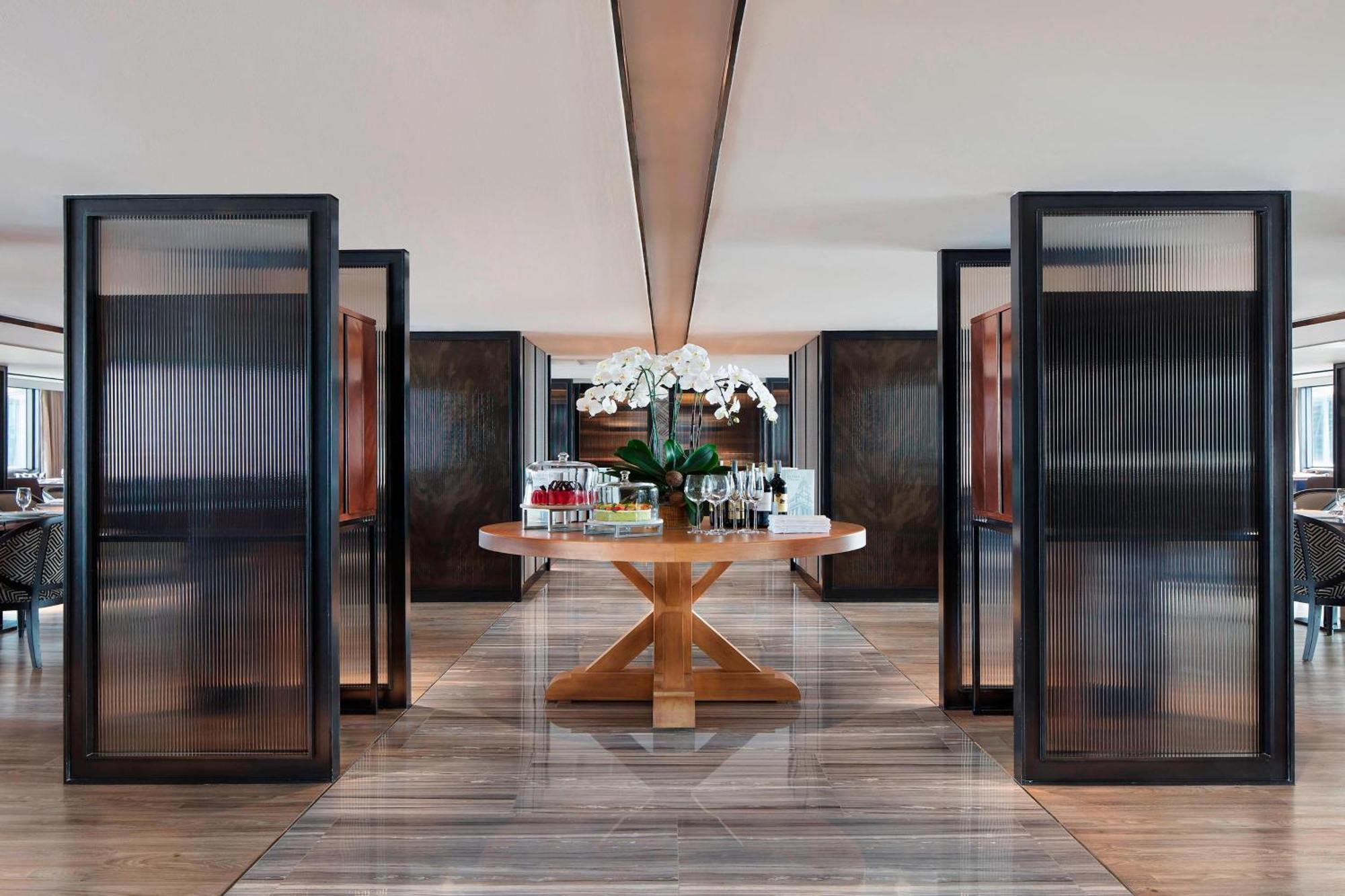 Grand Marquis Suite M Club lounge access 1 Bedroom Executive Suite 1 King