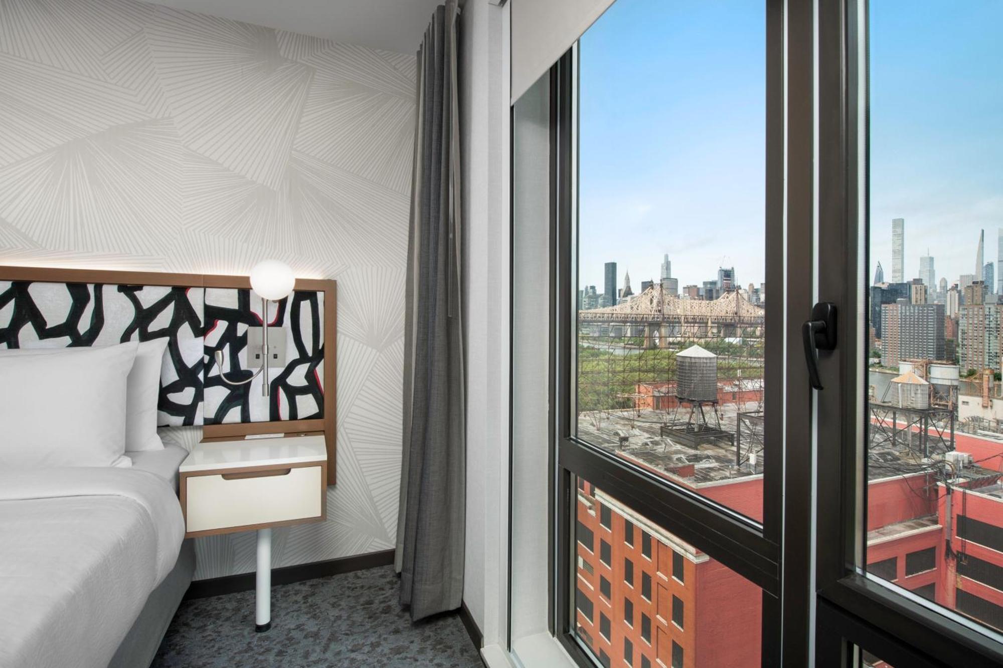 Suite met Kingsize Bed en Uitzicht op de Stad