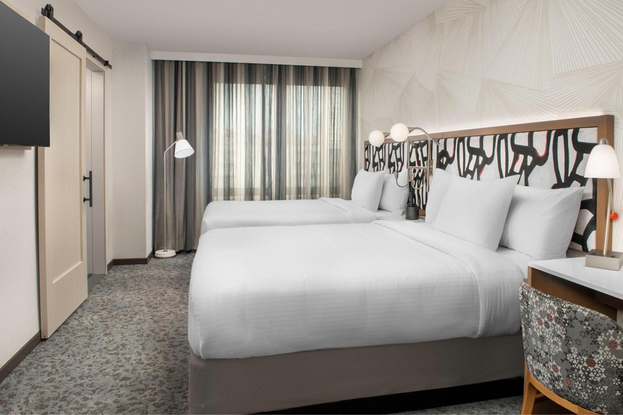 Suite met 2 Queensize Bedden en Uitzicht op de Stad