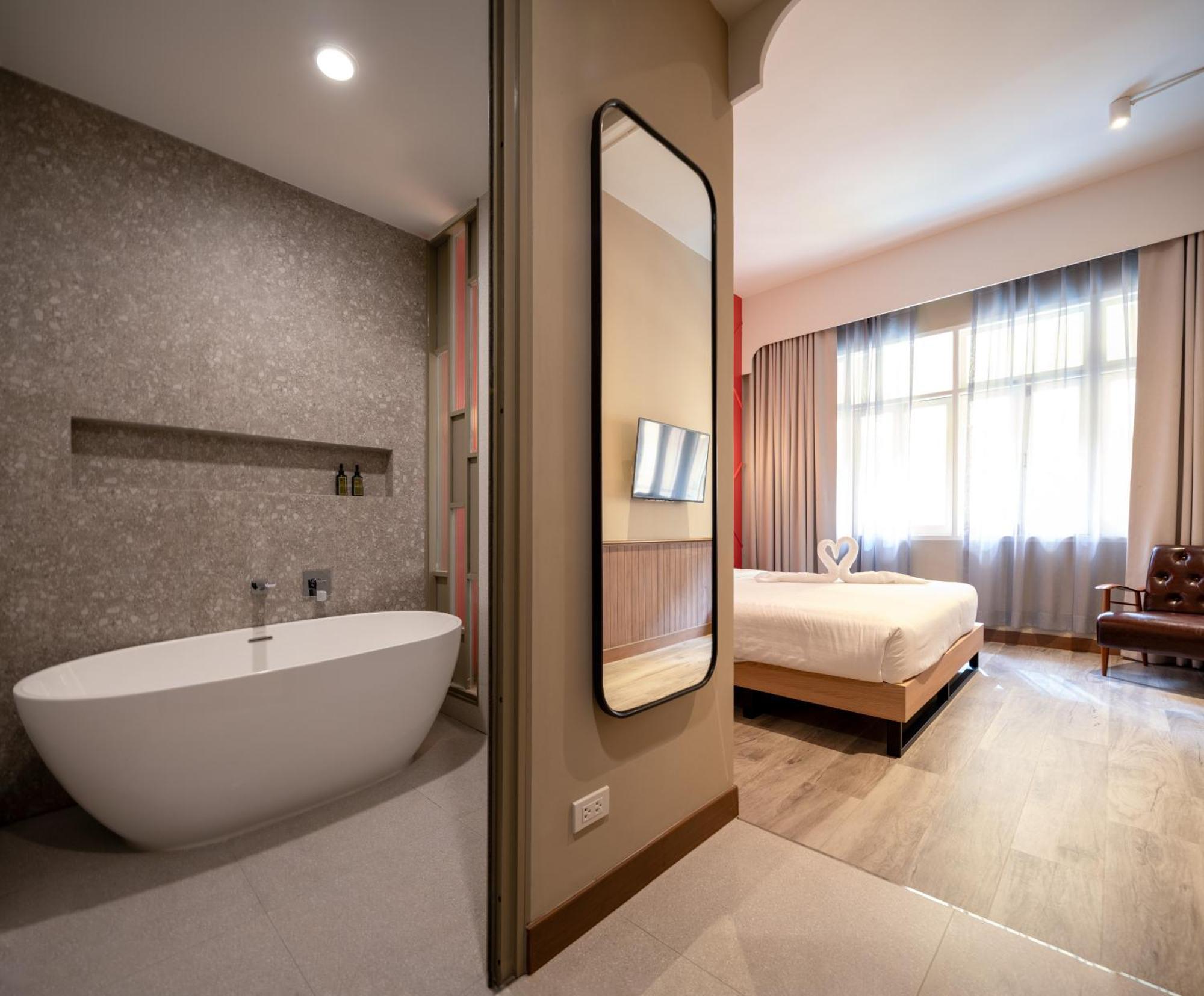 Premier Room Bathtub