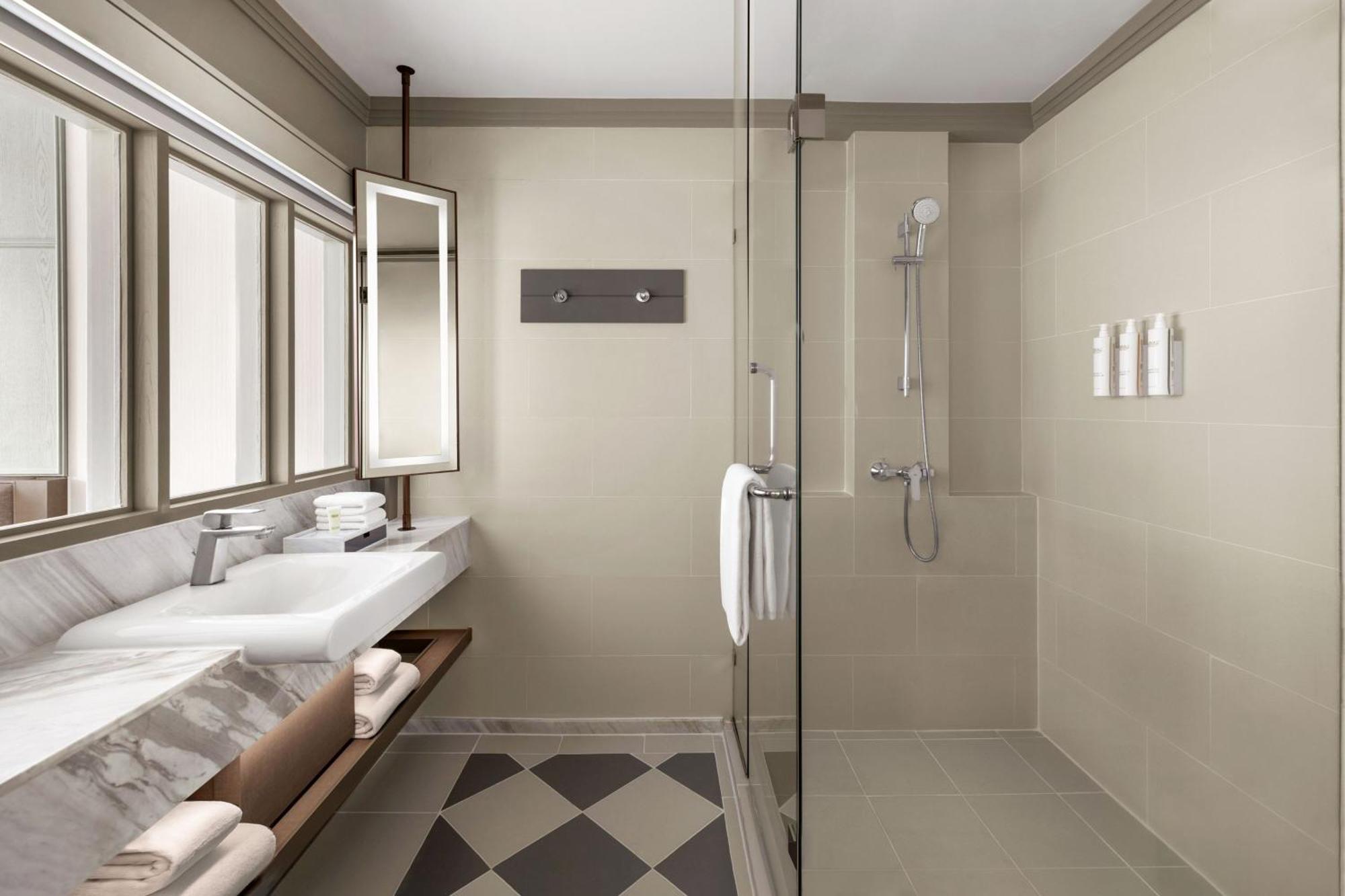 Deluxe King Room City View