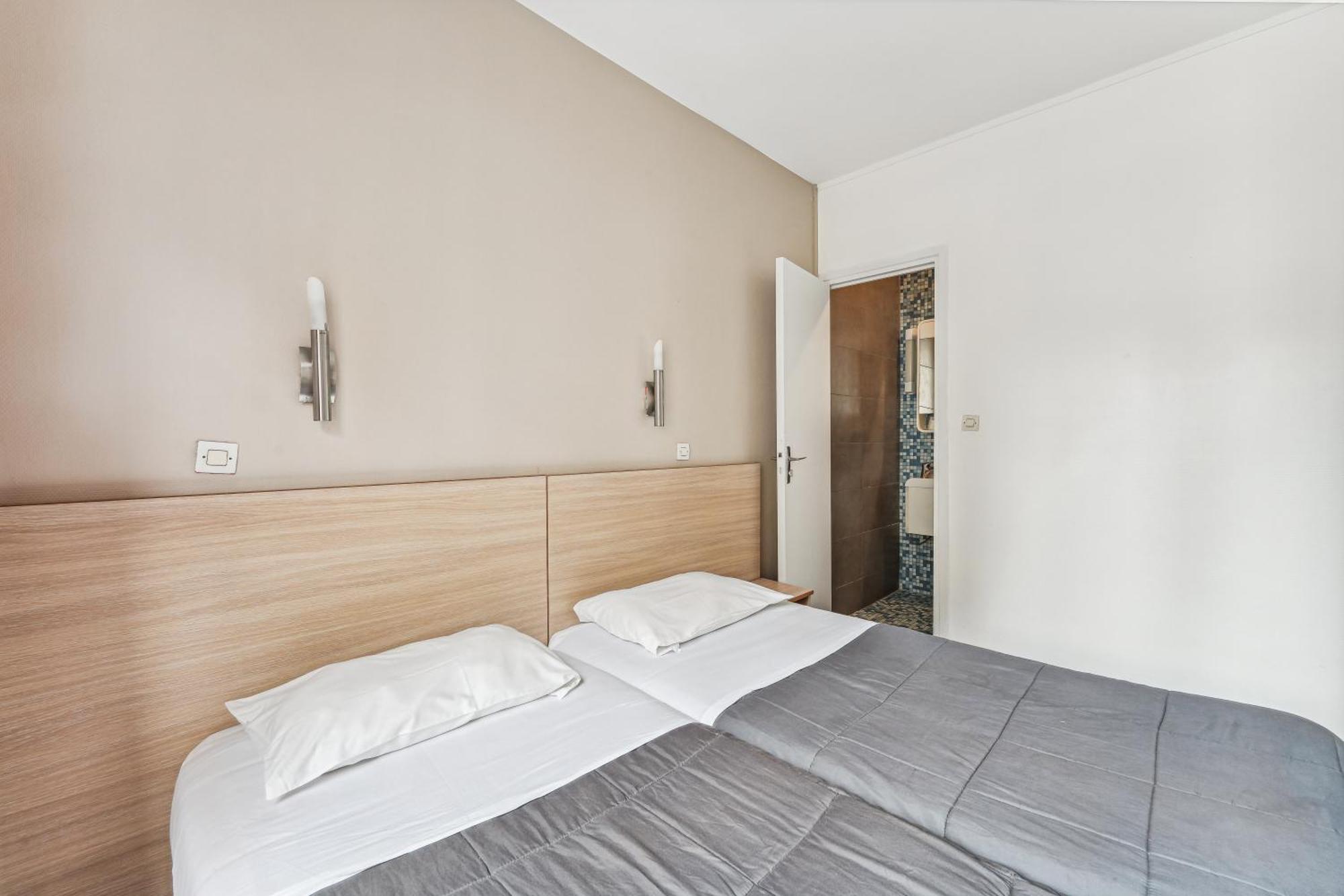 Tweepersoonskamer met 2 Aparte Bedden en Eigen Badkamer