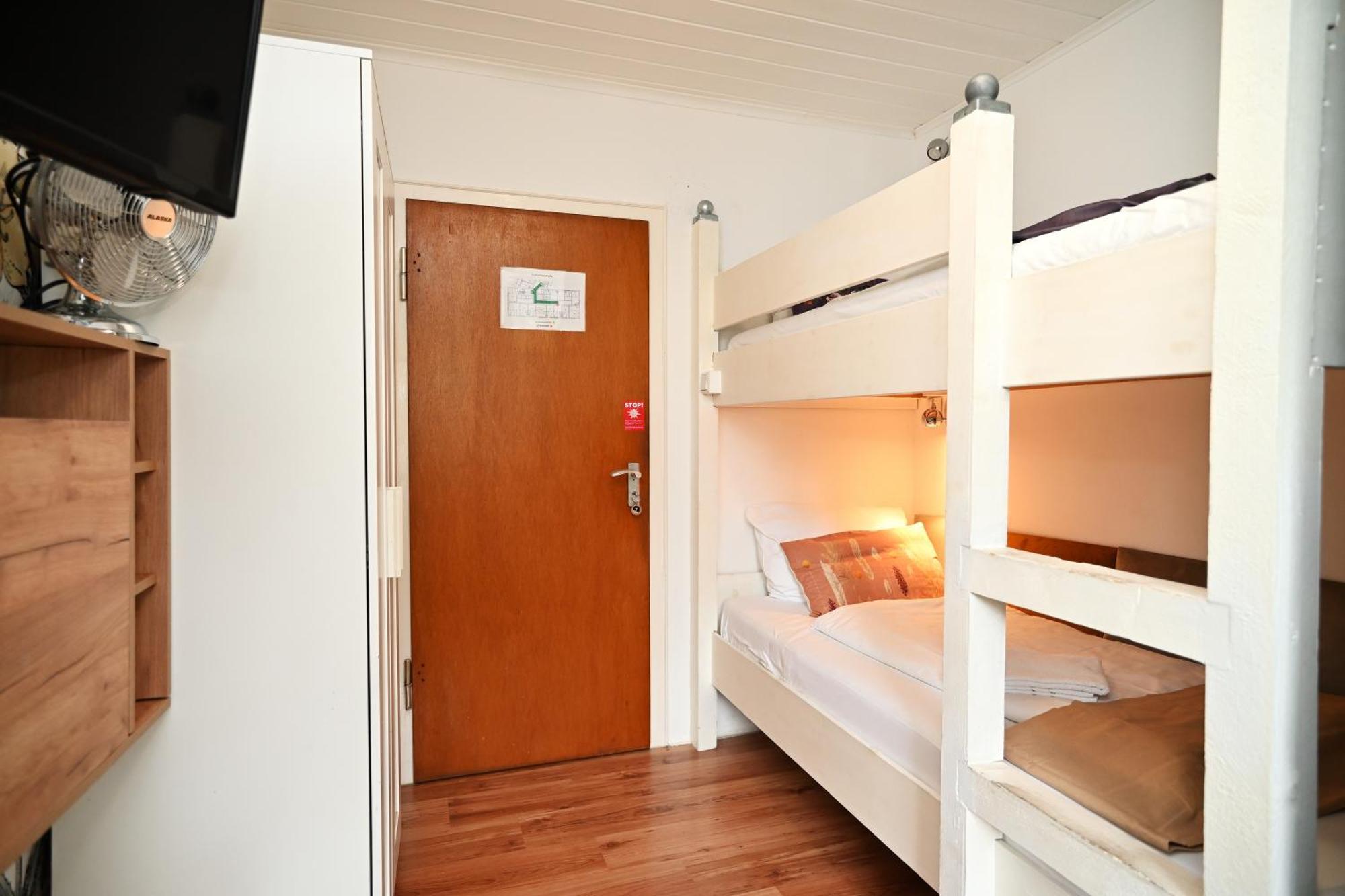 Tweepersoonskamer met 2 Aparte Bedden en Eigen Badkamer