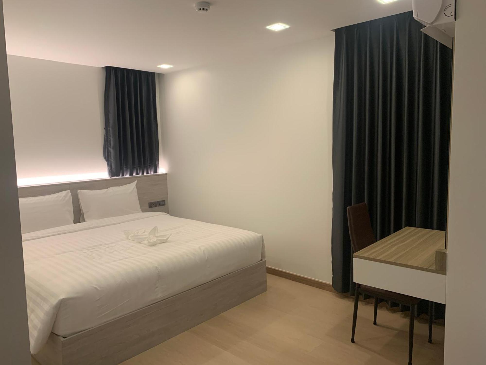 Deluxe Double Room Shower