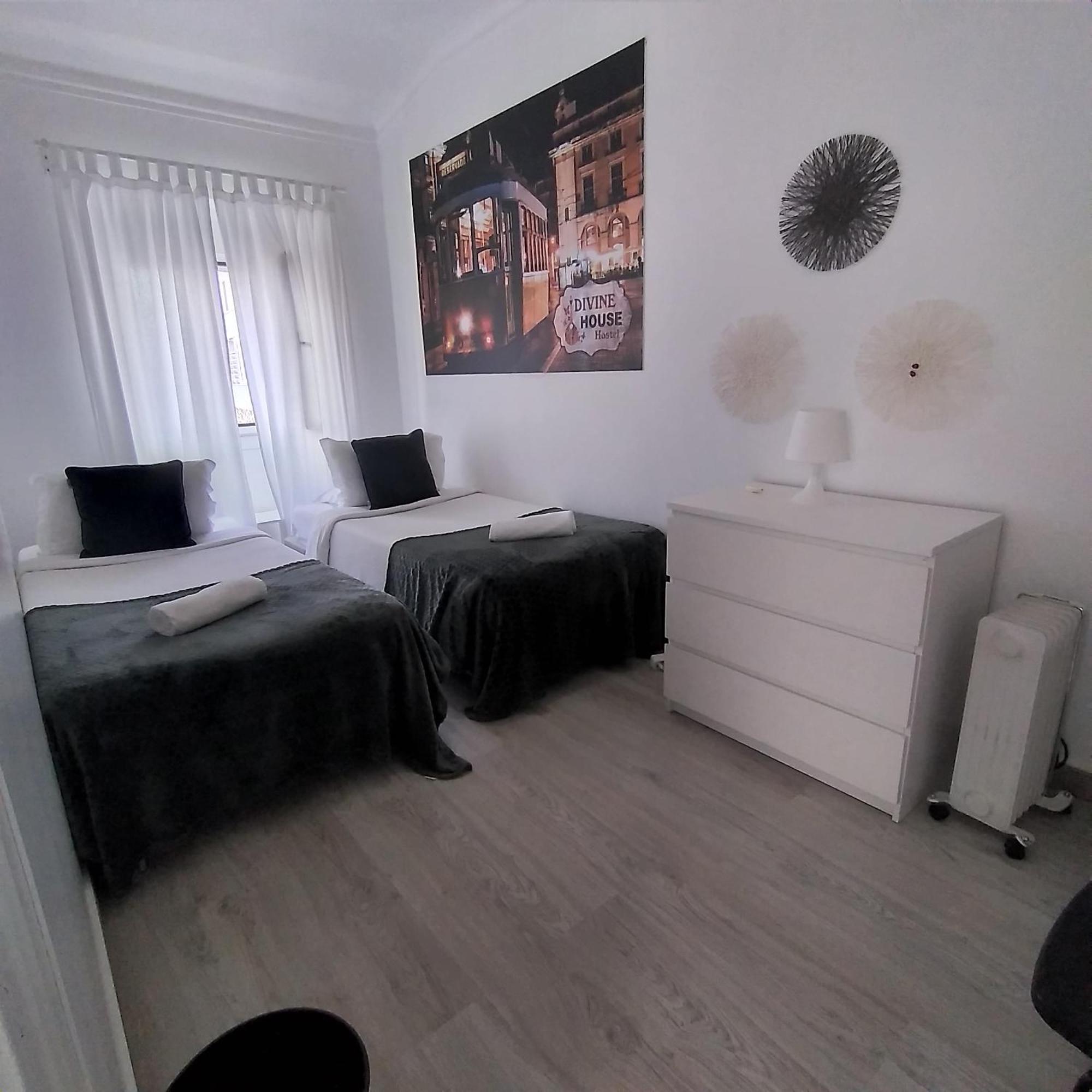 Budget Tweepersoonskamer met 2 Eenpersoonsbedden en Gedeelde Badkamer